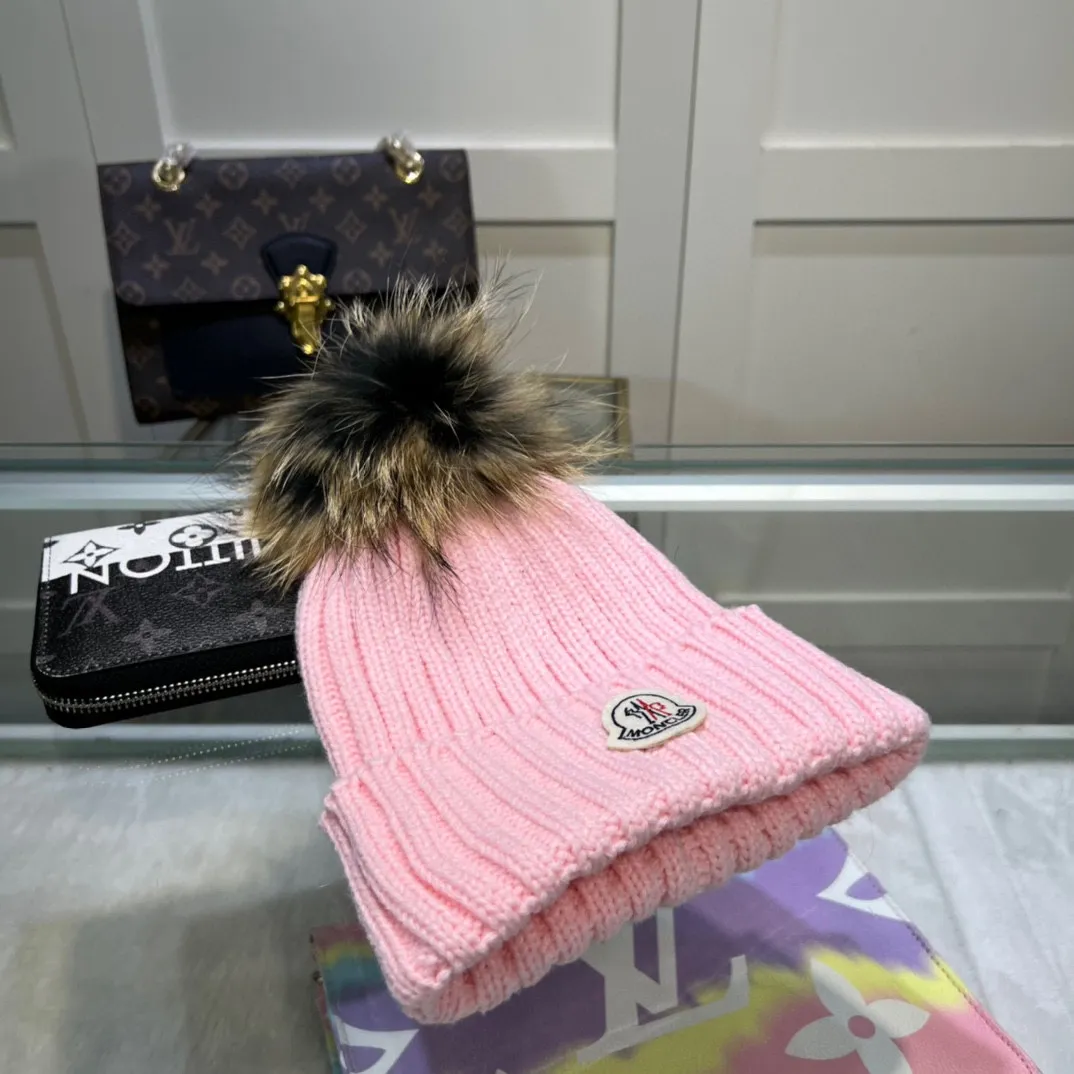 P70 comes with dust-proof bag. Mouth-mounted MONCLER 〈Suitable for adults, children, children and teenagers, great elasticity,〉 Comes with wool ball knitting! The latest wool knitted hat from the official website, a replica of the original one from the official website. Very soft and skin-friendly, with good elasticity! Textured and very versatile style~ Warm woolen hat, one size fits all and elastic~ Unisex, can be worn by any head size. Really recommended