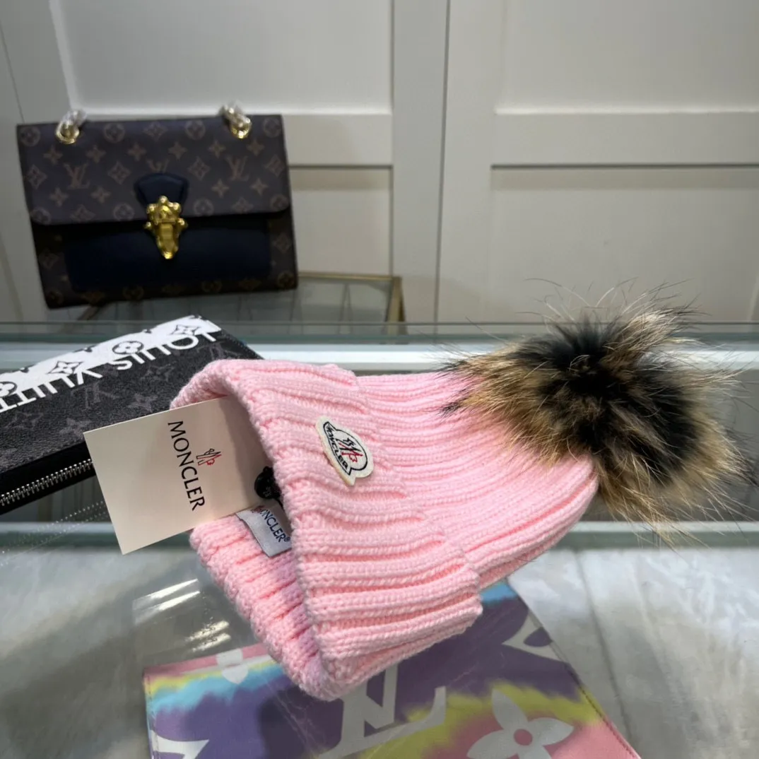 P70 comes with dust-proof bag. Mouth-mounted MONCLER 〈Suitable for adults, children, children and teenagers, great elasticity,〉 Comes with wool ball knitting! The latest wool knitted hat from the official website, a replica of the original one from the official website. Very soft and skin-friendly, with good elasticity! Textured and very versatile style~ Warm woolen hat, one size fits all and elastic~ Unisex, can be worn by any head size. Really recommended