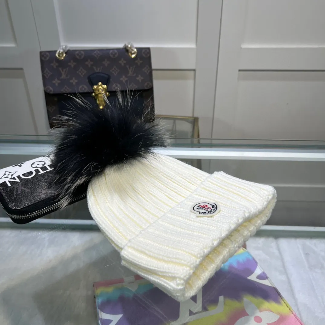 P70 comes with dust-proof bag. Mouth-mounted MONCLER 〈Suitable for adults, children, children and teenagers, great elasticity,〉 Comes with wool ball knitting! The latest wool knitted hat from the official website, a replica of the original one from the official website. Very soft and skin-friendly, with good elasticity! Textured and very versatile style~ Warm woolen hat, one size fits all and elastic~ Unisex, can be worn by any head size. Really recommended