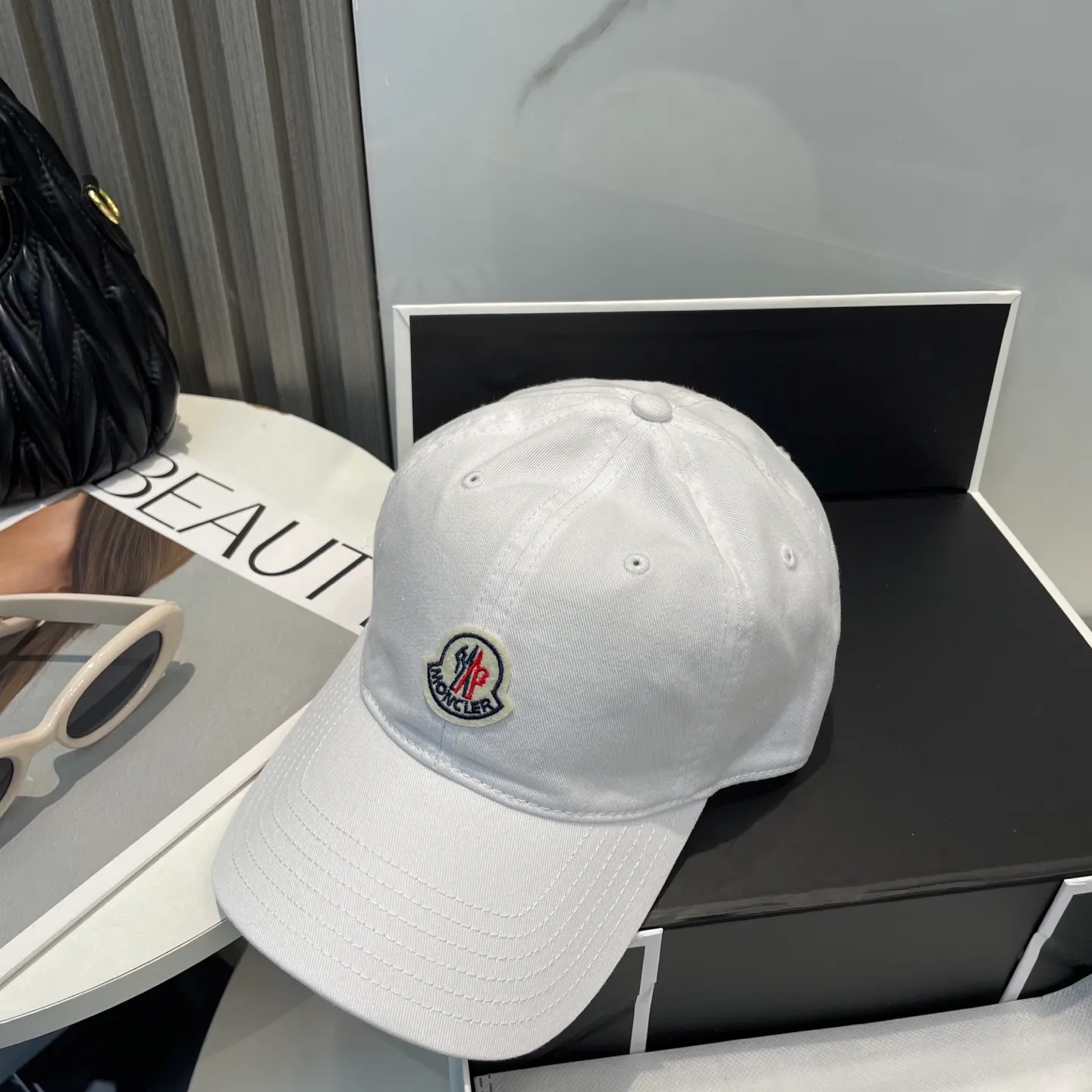 P50 MONCLER new baseball cap, a fashionable street item with a very good style, a favorite among Internet celebrities and fashion bloggers! High quality, comfortable and breathable, concave shape looks good