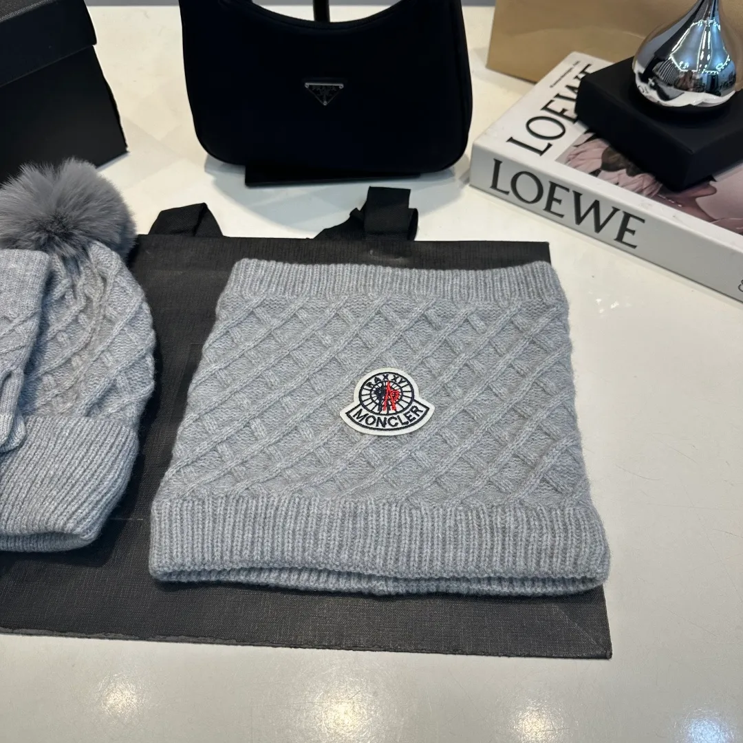 P160 Moncler muzzle suit 2025 autumn and winter style cuffed wool knitted beanie + scarf + gloves High quality customization! This must be my favorite of minimalism. It is clean, neat, fashionable and versatile, and will definitely not be picky about your face shape! A fashionable classic that lasts forever!