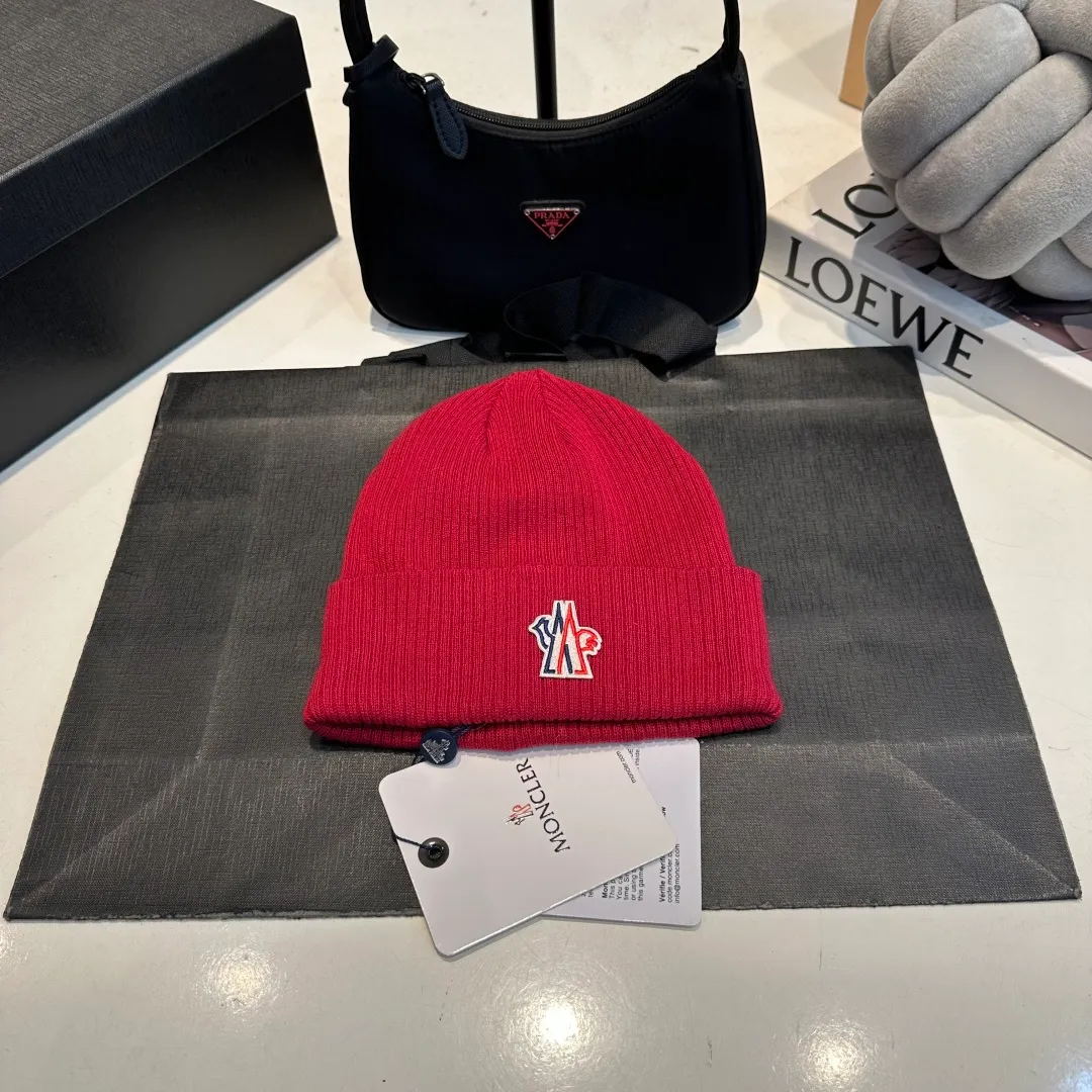P50 MONCLER Mouth Mouth 🎩 Knitted Beanie, good quality, high-end, super soft! Super hot💖The texture is great and it’s great to match when out on the street! Fashion trends! A must-have item for autumn and winter, the same style for men and women is available now!