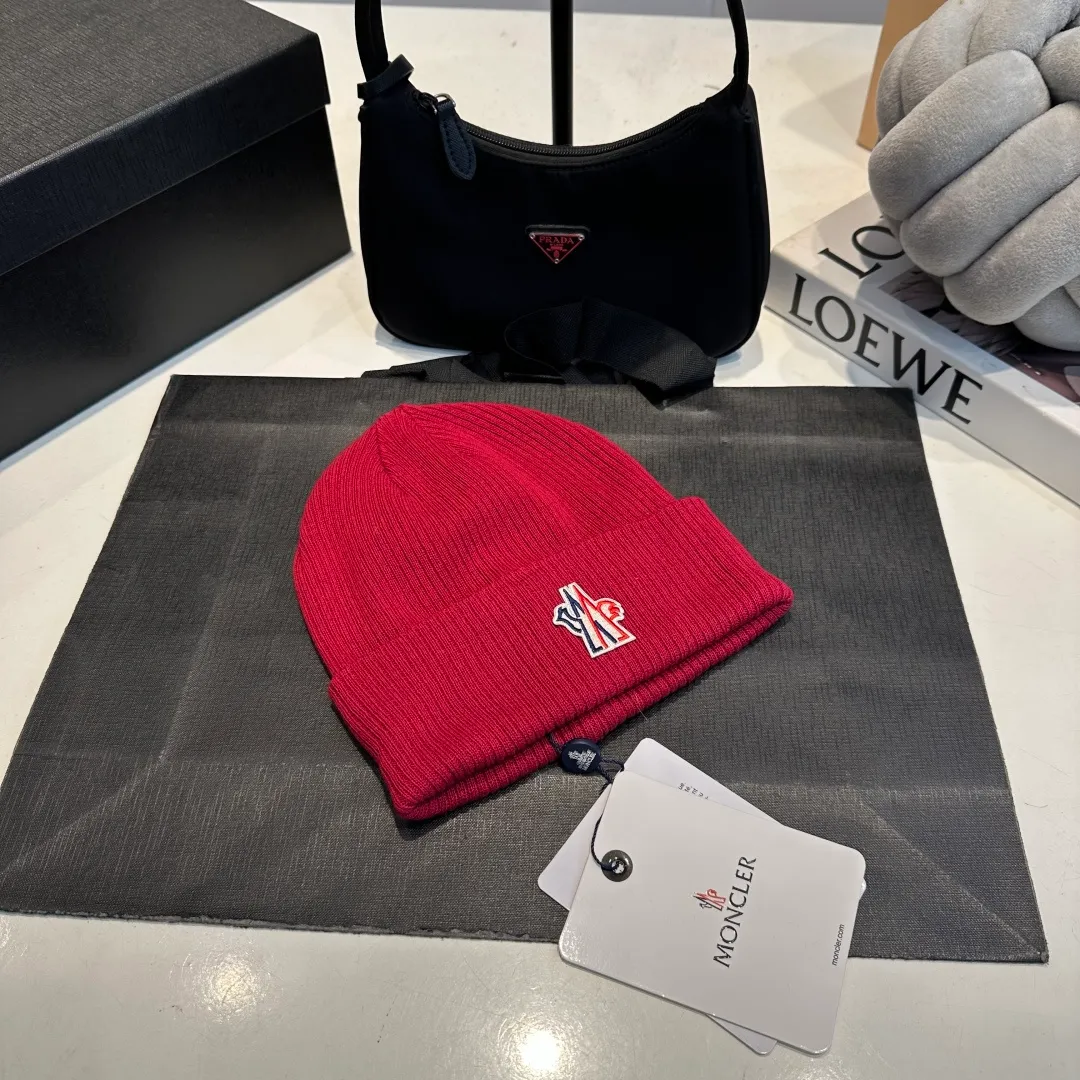 P50 MONCLER Mouth Mouth 🎩 Knitted Beanie, good quality, high-end, super soft! Super hot💖The texture is great and it’s great to match when out on the street! Fashion trends! A must-have item for autumn and winter, the same style for men and women is available now!