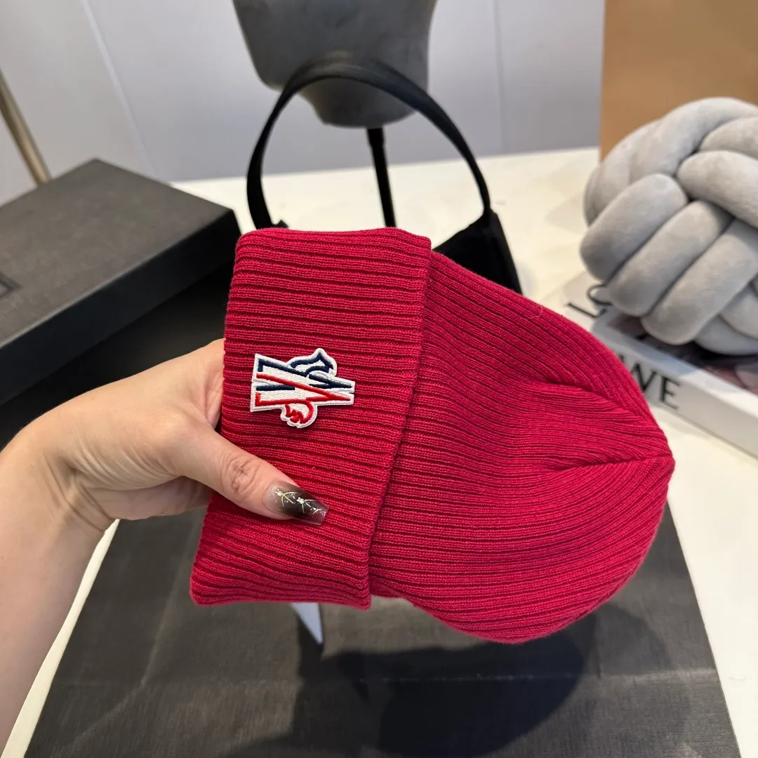 P50 MONCLER Mouth Mouth 🎩 Knitted Beanie, good quality, high-end, super soft! Super hot💖The texture is great and it’s great to match when out on the street! Fashion trends! A must-have item for autumn and winter, the same style for men and women is available now!