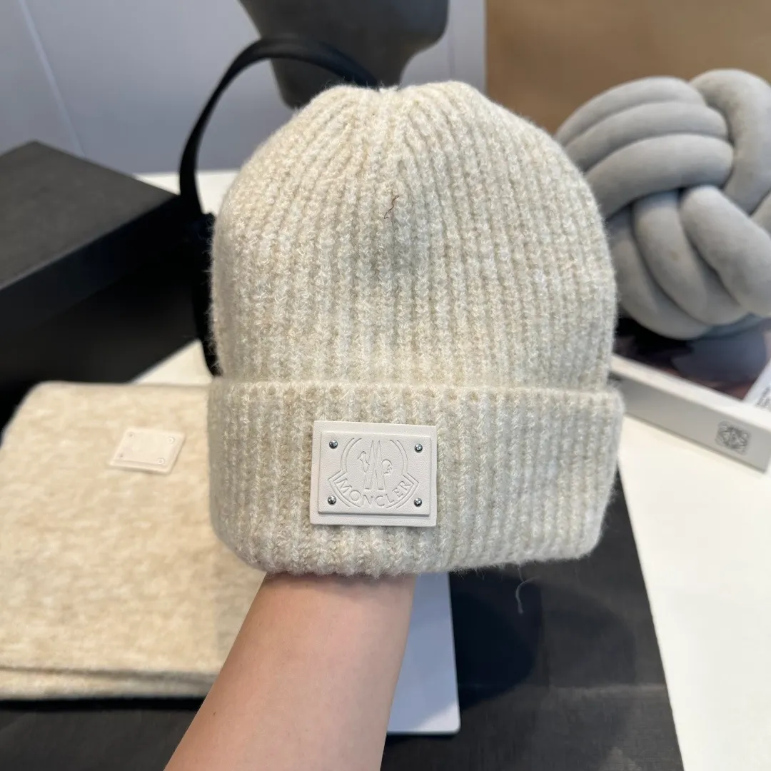 P140 Moncler muzzle suit 2025 autumn and winter style cuffed wool knitted beanie High quality customization! This must be my favorite of minimalism. It is clean, neat, fashionable and versatile, and will definitely not be picky about your face shape! A fashionable classic that lasts forever! Both men and women are welcome!