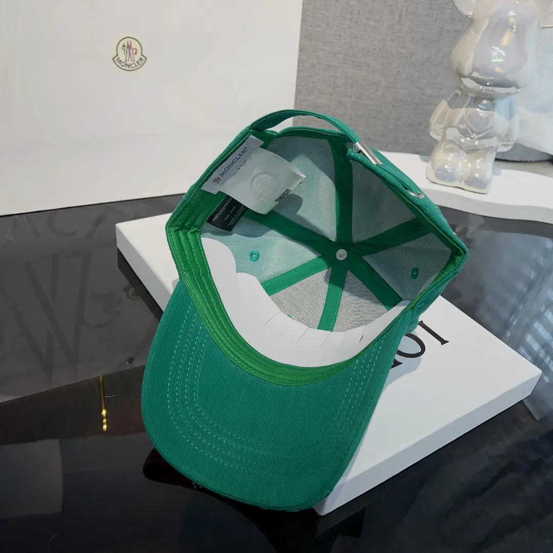 P60 moncler masked* American retro embroidered baseball cap. High version counter model with fine letters~ The hat itself is very stylish. It goes well with crazy calls and stir-fried chicken. It adds a sense of atmosphere!