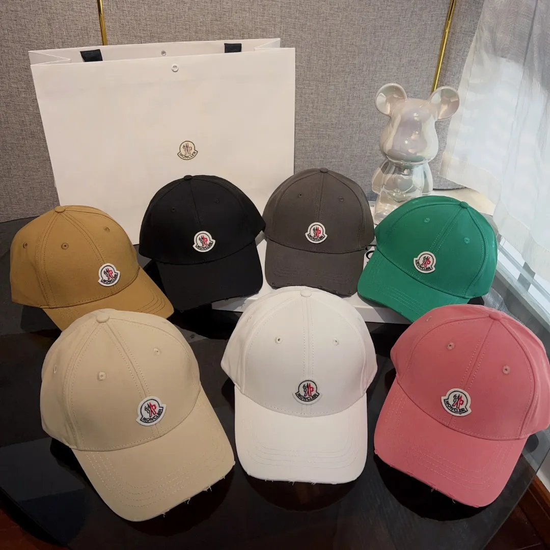 P60 moncler masked* American retro embroidered baseball cap. High version counter model with fine letters~ The hat itself is very stylish. It goes well with crazy calls and stir-fried chicken. It adds a sense of atmosphere!