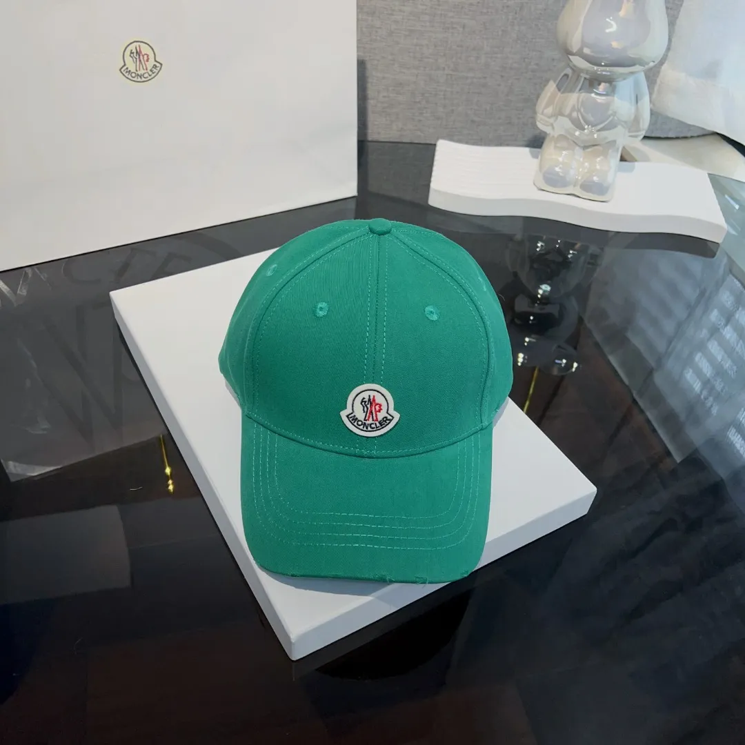 P60 moncler masked* American retro embroidered baseball cap. High version counter model with fine letters~ The hat itself is very stylish. It goes well with crazy calls and stir-fried chicken. It adds a sense of atmosphere!