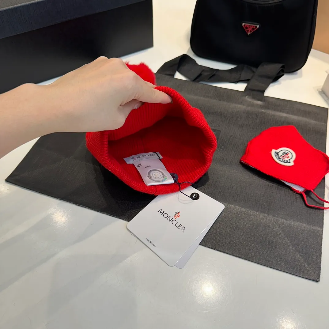 P80 Moncler muzzle hat + mask imitating cold set Autumn and winter women's wool woven warm knitted hat Cashmere soft and waxy texture, authentic quality enjoyment! Original label! High quality in stock!
