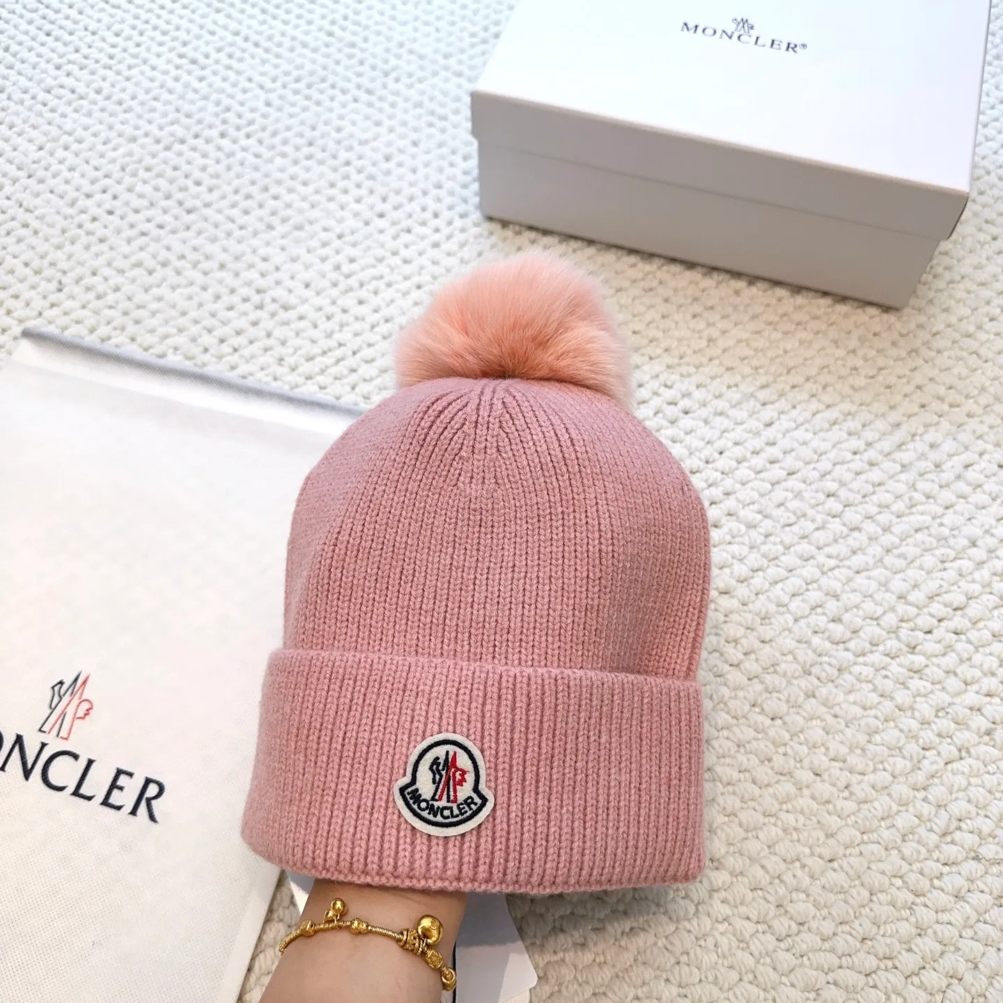 P80 with dust bag, high version Moncler Moncler 💥Official website classic knitted hat, replica of the original. Very soft and skin-friendly, very elastic 💓 Textured and very versatile style ~ Warm cashmere woolen hat, one size fits all and elastic ~ Unisex, can be worn by any head size. Super quality, highly recommended