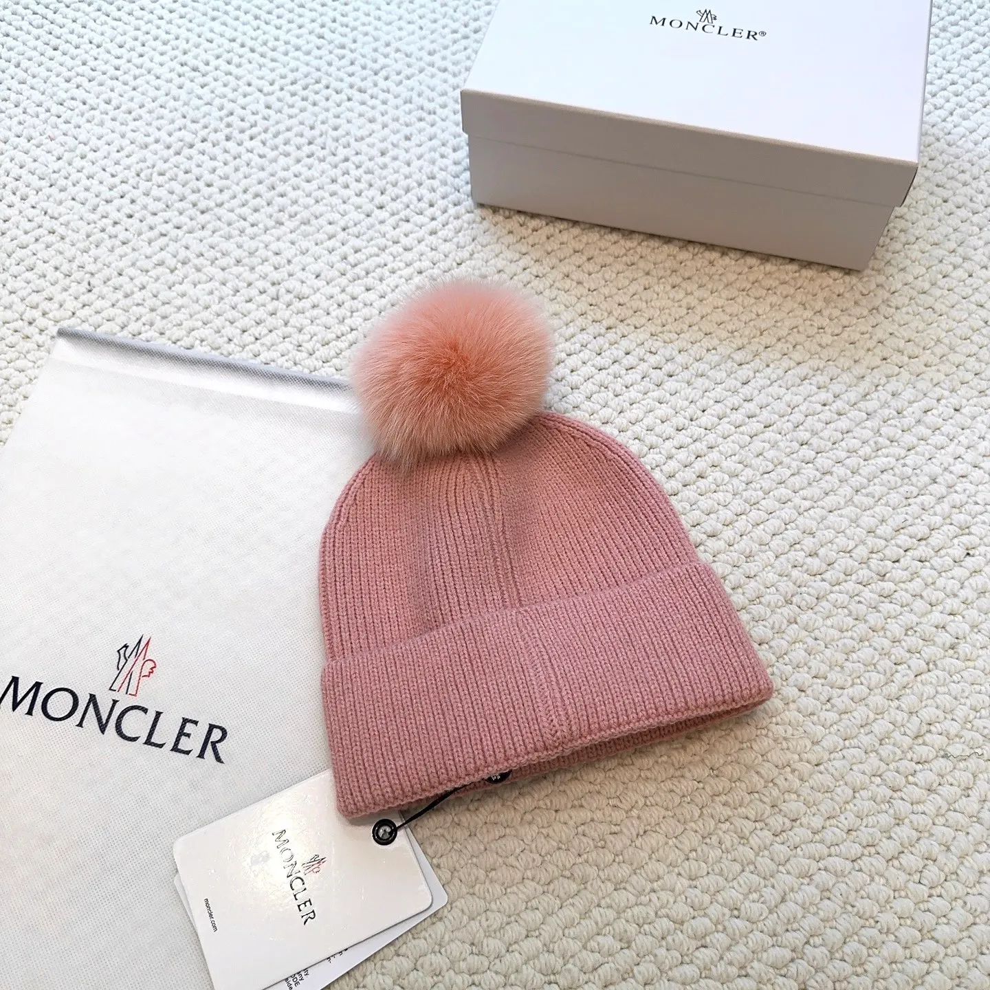 P80 with dust bag, high version Moncler Moncler 💥Official website classic knitted hat, replica of the original. Very soft and skin-friendly, very elastic 💓 Textured and very versatile style ~ Warm cashmere woolen hat, one size fits all and elastic ~ Unisex, can be worn by any head size. Super quality, highly recommended