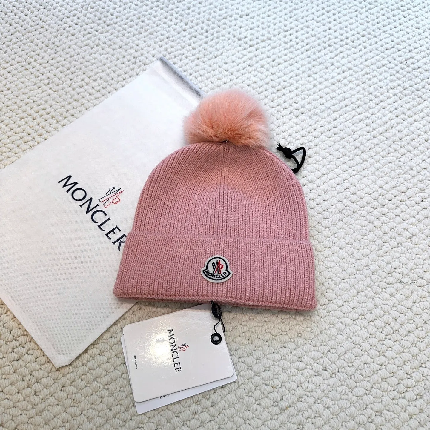 P80 with dust bag, high version Moncler Moncler 💥Official website classic knitted hat, replica of the original. Very soft and skin-friendly, very elastic 💓 Textured and very versatile style ~ Warm cashmere woolen hat, one size fits all and elastic ~ Unisex, can be worn by any head size. Super quality, highly recommended