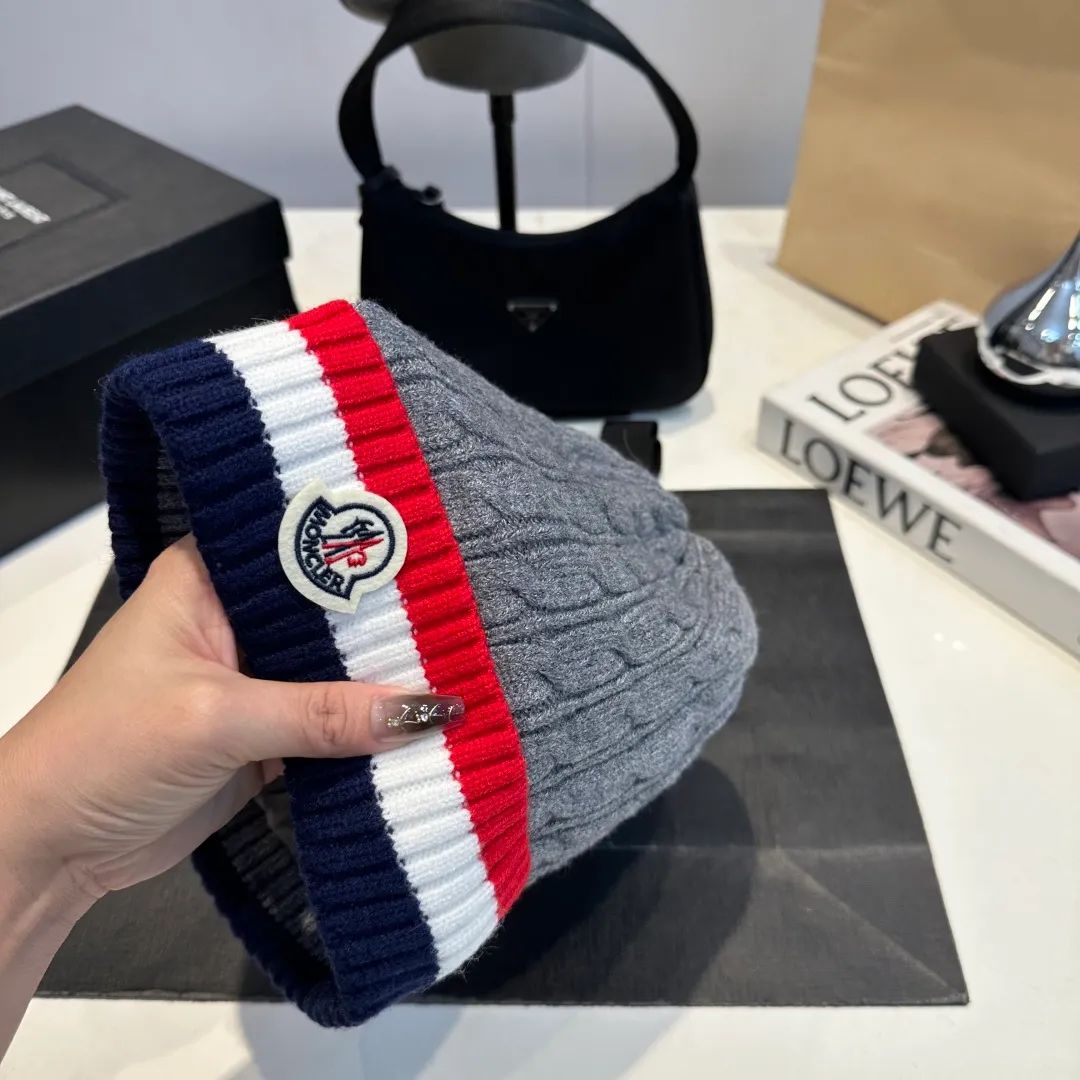 p50 Moncler's new wool beanie is furry on the head. It is warm and comfortable. It is the best partner in winter when paired with a coat or a down jacket.