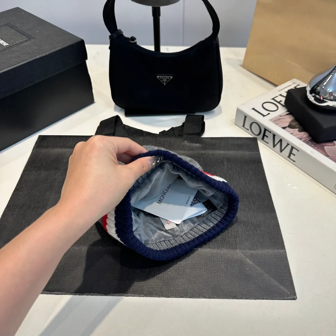 p50 Moncler's new wool beanie is furry on the head. It is warm and comfortable. It is the best partner in winter when paired with a coat or a down jacket.