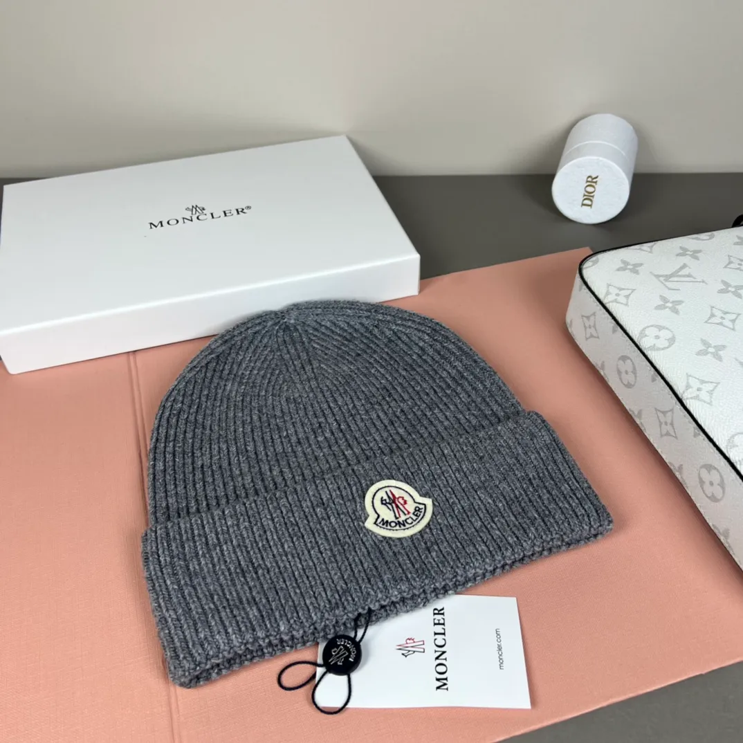 P50 comes with dust bag 🌺【MONCLER】Official website classic model, pay attention to the quality, the only one in the market that pays attention to quality details, 70% wool, 30% rabbit fur knitted hat! The same style for men and women, thicker and warmer, fashionable and popular 🌸First-class quality, the best brand for warmth in autumn and winter, order now, limited edition