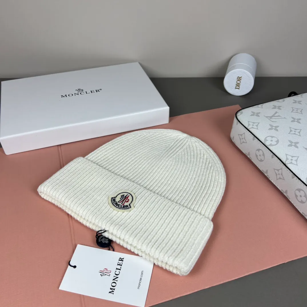 P50 comes with dust bag 🌺【MONCLER】Official website classic model, pay attention to the quality, the only one in the market that pays attention to quality details, 70% wool, 30% rabbit fur knitted hat! The same style for men and women, thicker and warmer, fashionable and popular 🌸First-class quality, the best brand for warmth in autumn and winter, order now, limited edition