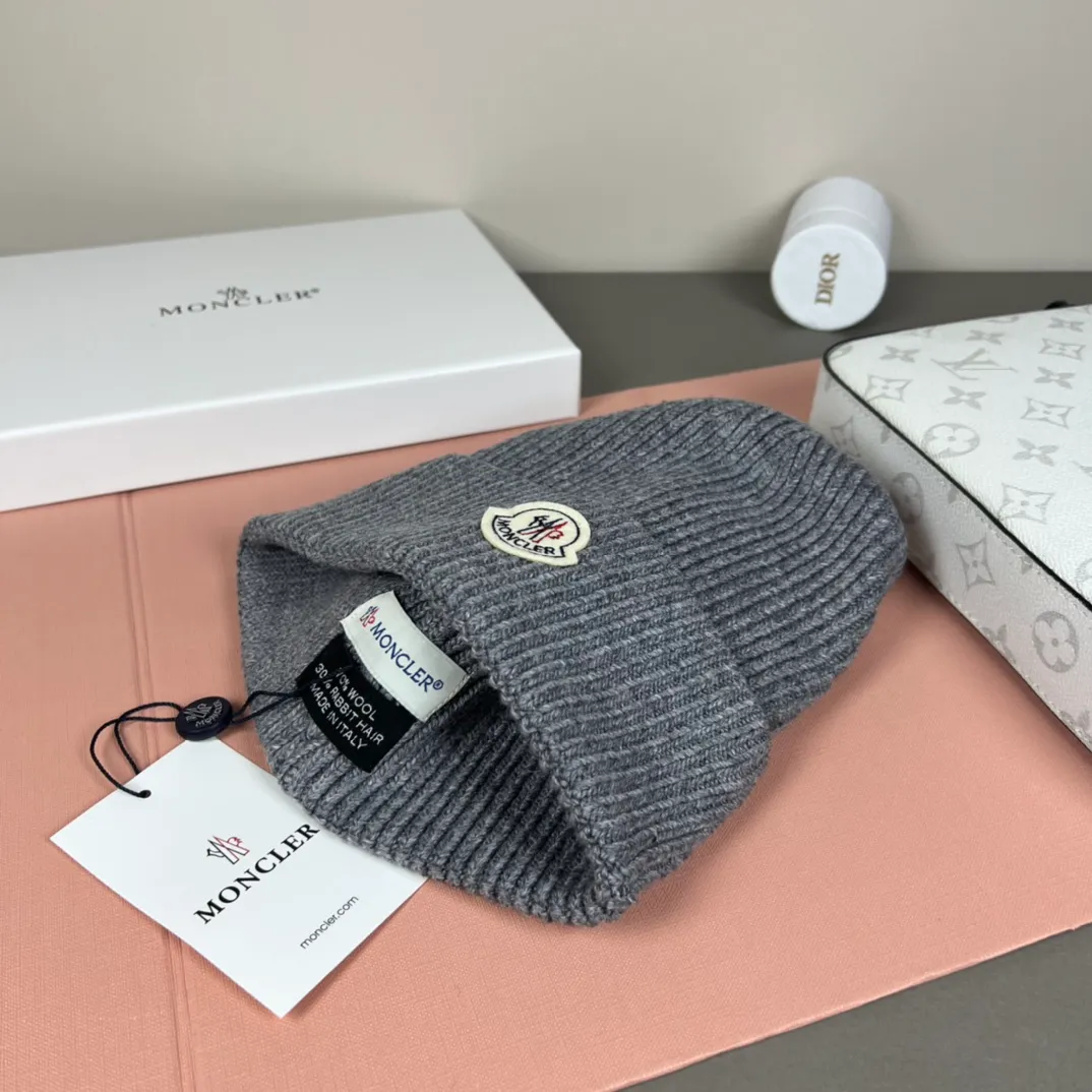 P50 comes with dust bag 🌺【MONCLER】Official website classic model, pay attention to the quality, the only one in the market that pays attention to quality details, 70% wool, 30% rabbit fur knitted hat! The same style for men and women, thicker and warmer, fashionable and popular 🌸First-class quality, the best brand for warmth in autumn and winter, order now, limited edition