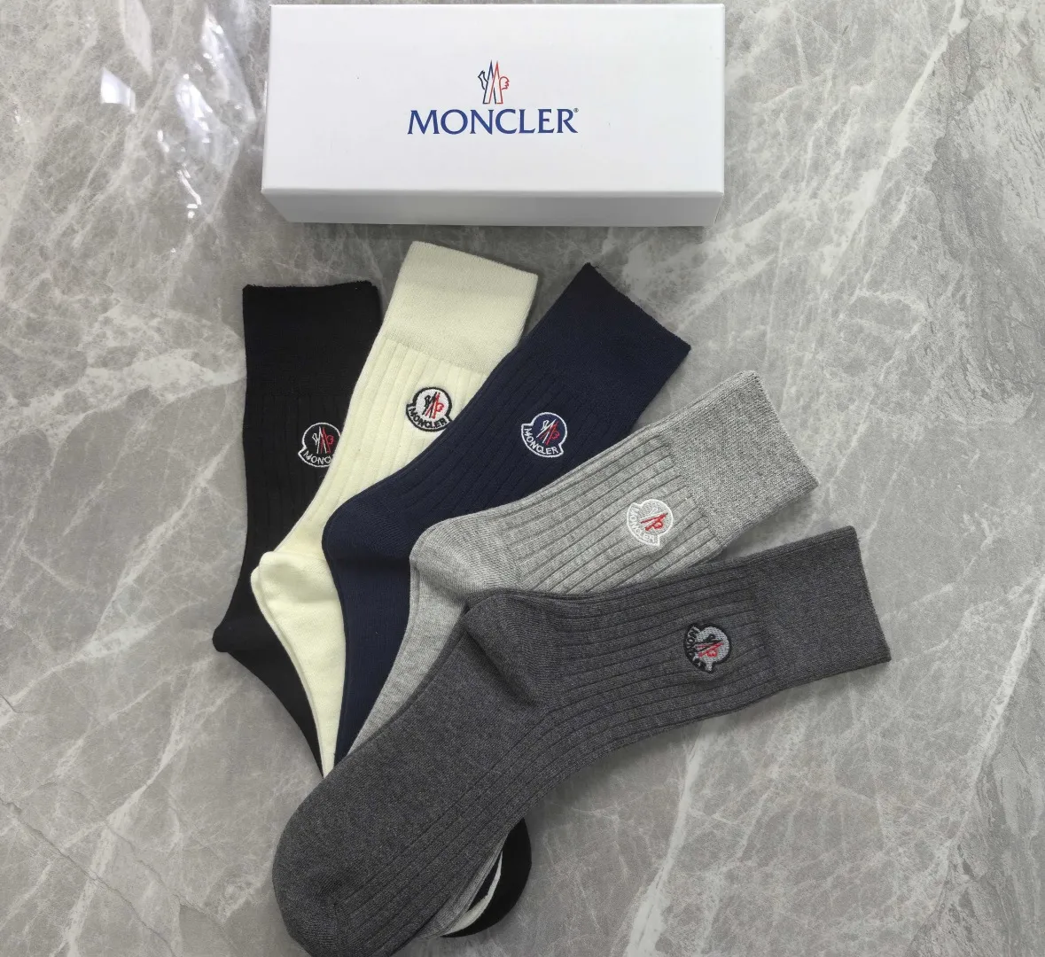 Special P100💛 Comes with counter packaging MONCLER’s latest cashmere embroidered mid-length pile socks! Five pairs in a box, synchronized tube socks at the counter, 💛 big brands are out, a must-have for fashionistas 🔥 super easy to match