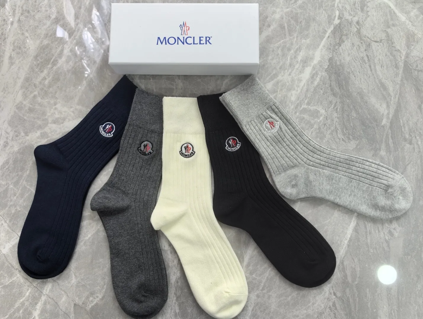 Special P100💛 Comes with counter packaging MONCLER’s latest cashmere embroidered mid-length pile socks! Five pairs in a box, synchronized tube socks at the counter, 💛 big brands are out, a must-have for fashionistas 🔥 super easy to match