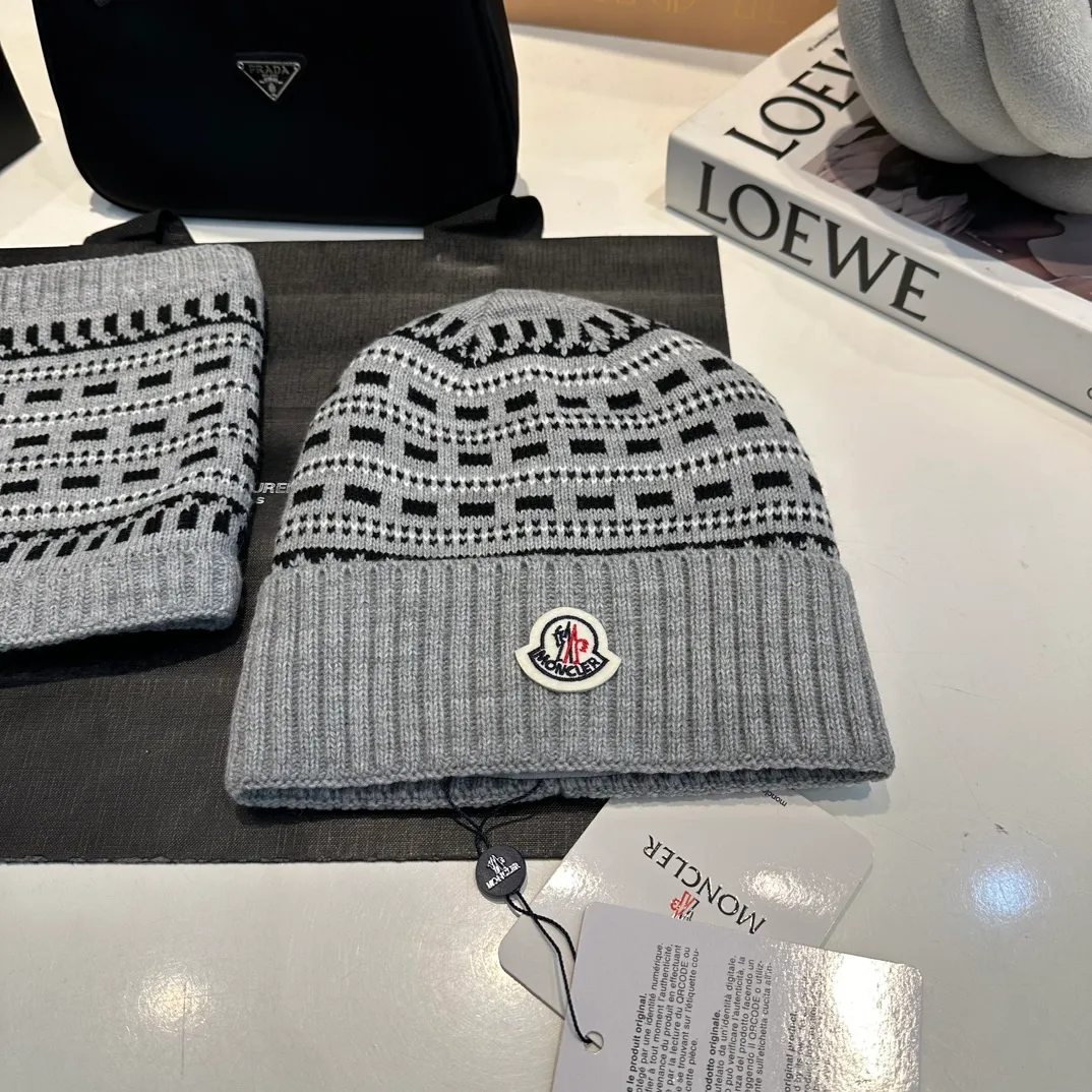 P140 Moncler Moncler 💥 Mouth three-piece set, gloves, hat, scarf, original replica. Very soft and skin-friendly, very elastic 💓 Textured and very versatile style ~ Warm, one size fits all and elastic ~ Unisex, can be worn by any head size. Super quality, highly recommended