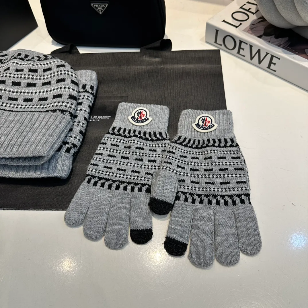 P140 Moncler Moncler 💥 Mouth three-piece set, gloves, hat, scarf, original replica. Very soft and skin-friendly, very elastic 💓 Textured and very versatile style ~ Warm, one size fits all and elastic ~ Unisex, can be worn by any head size. Super quality, highly recommended