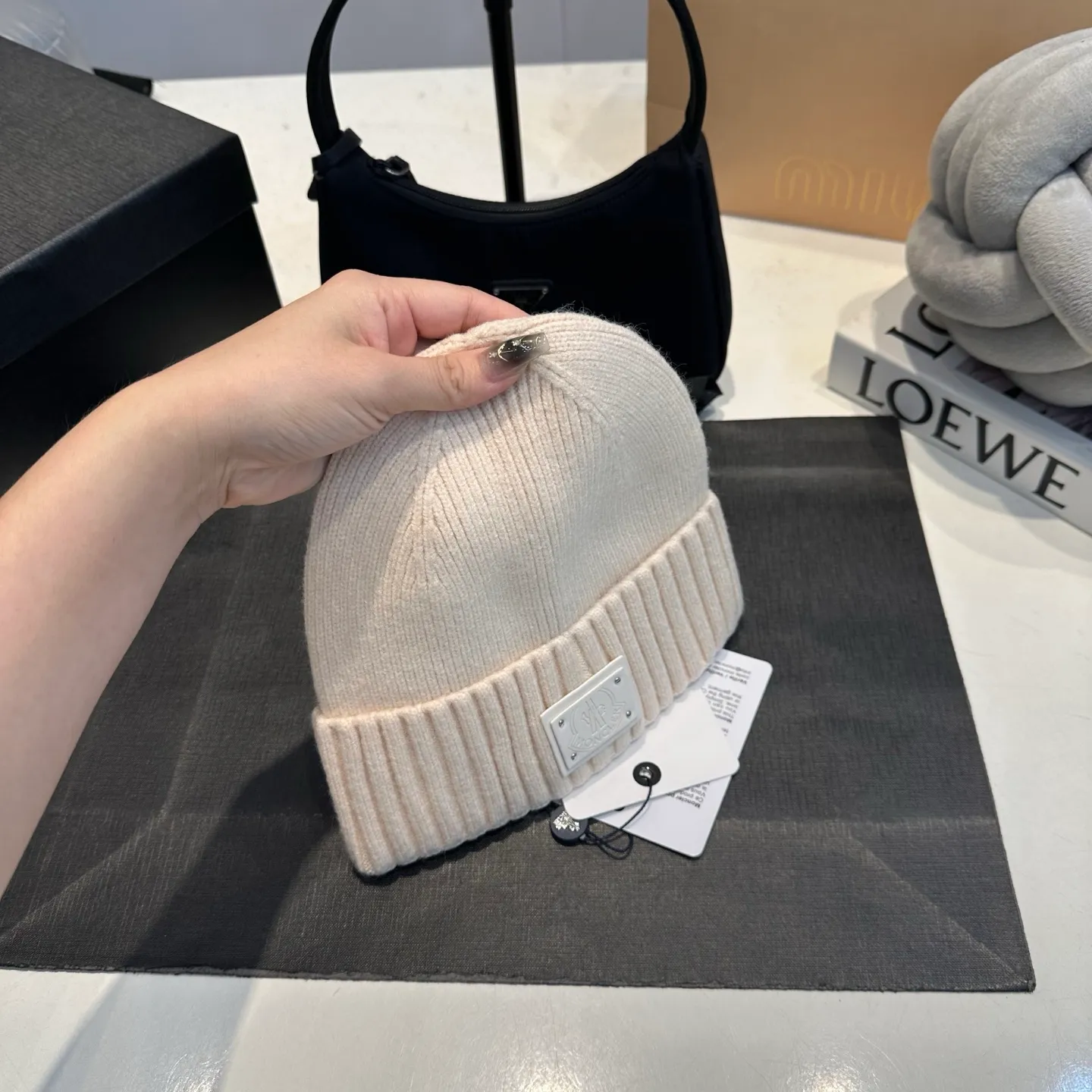 P50 Moncler warm woolen hat, sweet and cool style! Reduce your age and make your face look smaller. I’d like to share it with everyone. Every color matches well and the breasts are milky.
