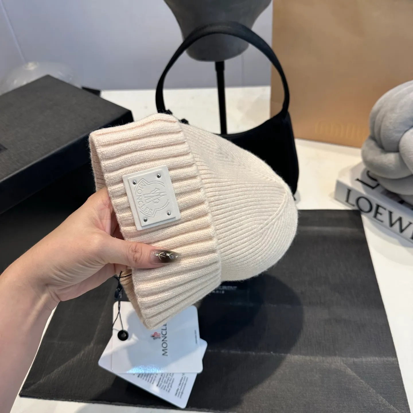 P50 Moncler warm woolen hat, sweet and cool style! Reduce your age and make your face look smaller. I’d like to share it with everyone. Every color matches well and the breasts are milky.