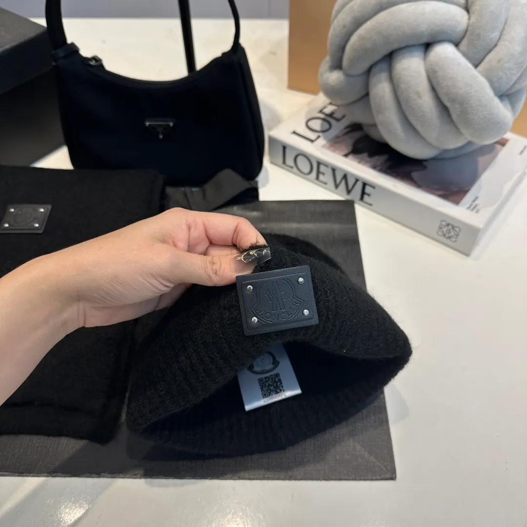 P140 Moncler muzzle suit 2025 autumn and winter style cuffed wool knitted beanie High quality customization! This must be my favorite of minimalism. It is clean, neat, fashionable and versatile, and will definitely not be picky about your face shape! A fashionable classic that lasts forever! Both men and women are welcome!