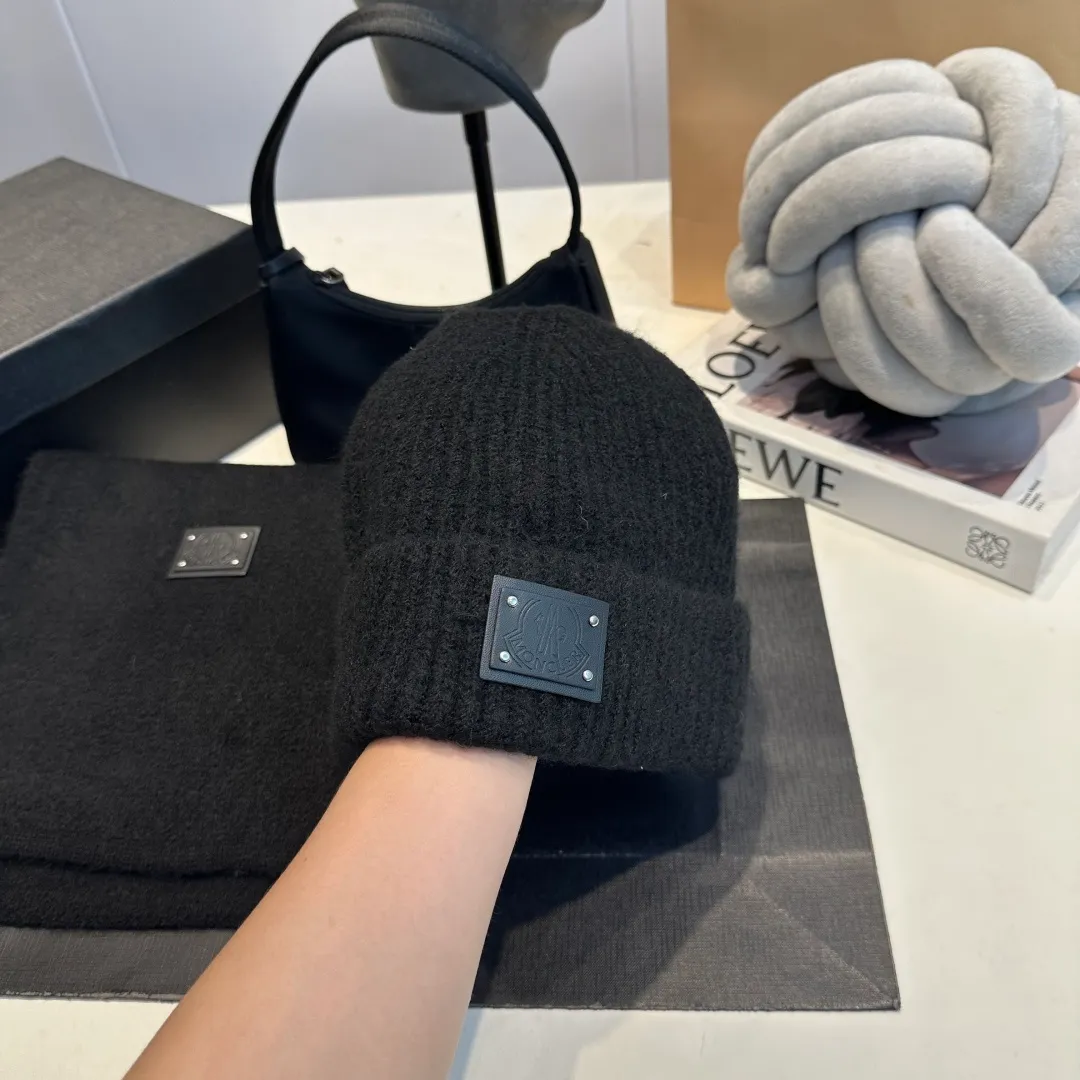 P140 Moncler muzzle suit 2025 autumn and winter style cuffed wool knitted beanie High quality customization! This must be my favorite of minimalism. It is clean, neat, fashionable and versatile, and will definitely not be picky about your face shape! A fashionable classic that lasts forever! Both men and women are welcome!