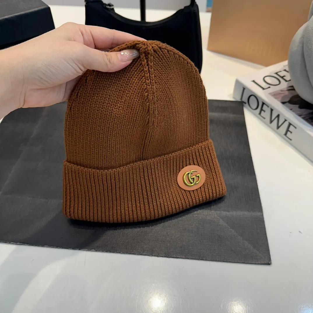 P56 GUCCI Autumn and Winter This series of soft accessories has elegant colors and cleverly incorporates collection elements. Crafted in camel, this hat is crafted from ribbed-knit wool and cashmere-blend. The oval Double G leather patch adds a subtle logo connotation to the entire design. Genuinely textured knit wool and cashmere blend Gold-tone hardware Oval Double G leather patch