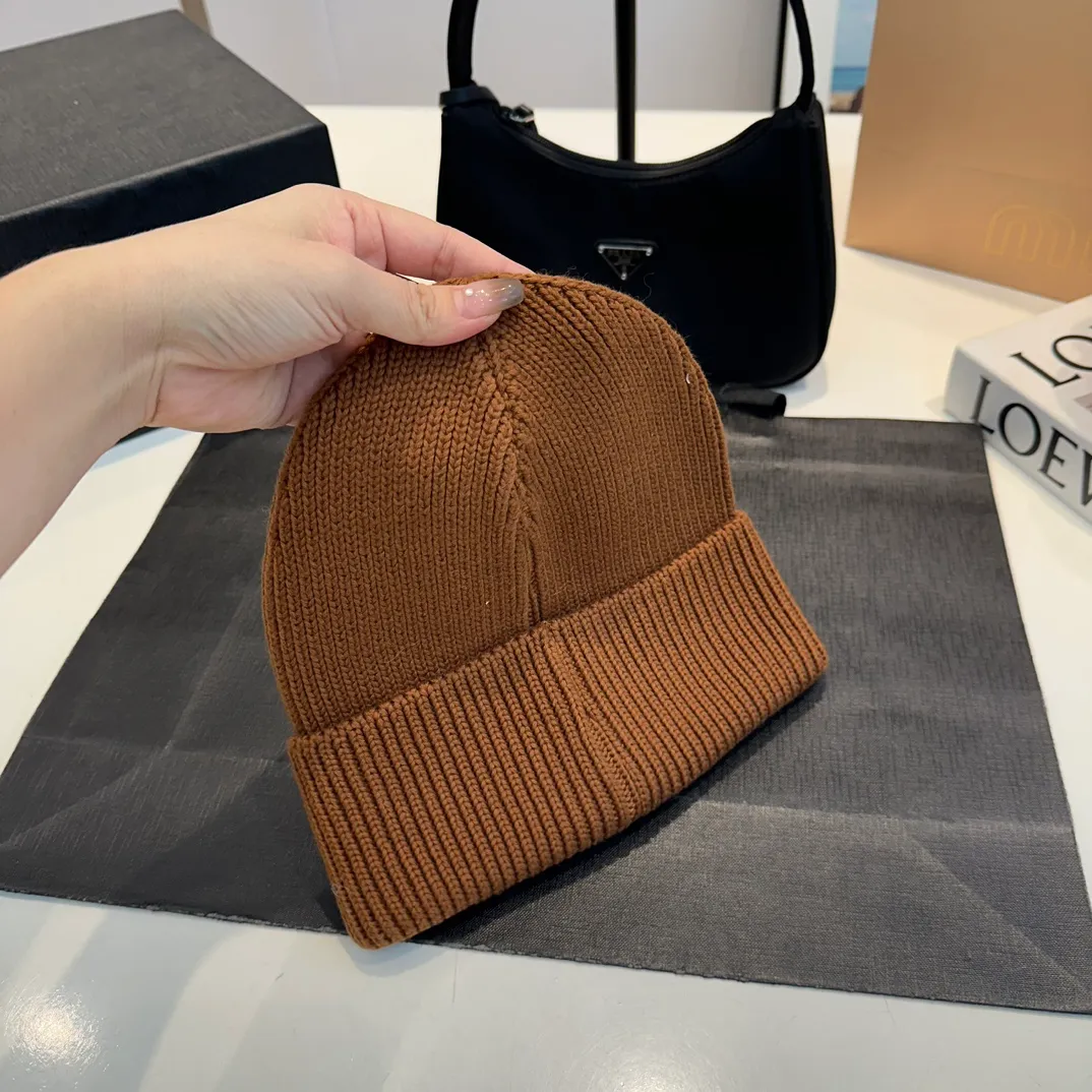P56 GUCCI Autumn and Winter This series of soft accessories has elegant colors and cleverly incorporates collection elements. Crafted in camel, this hat is crafted from ribbed-knit wool and cashmere-blend. The oval Double G leather patch adds a subtle logo connotation to the entire design. Genuinely textured knit wool and cashmere blend Gold-tone hardware Oval Double G leather patch