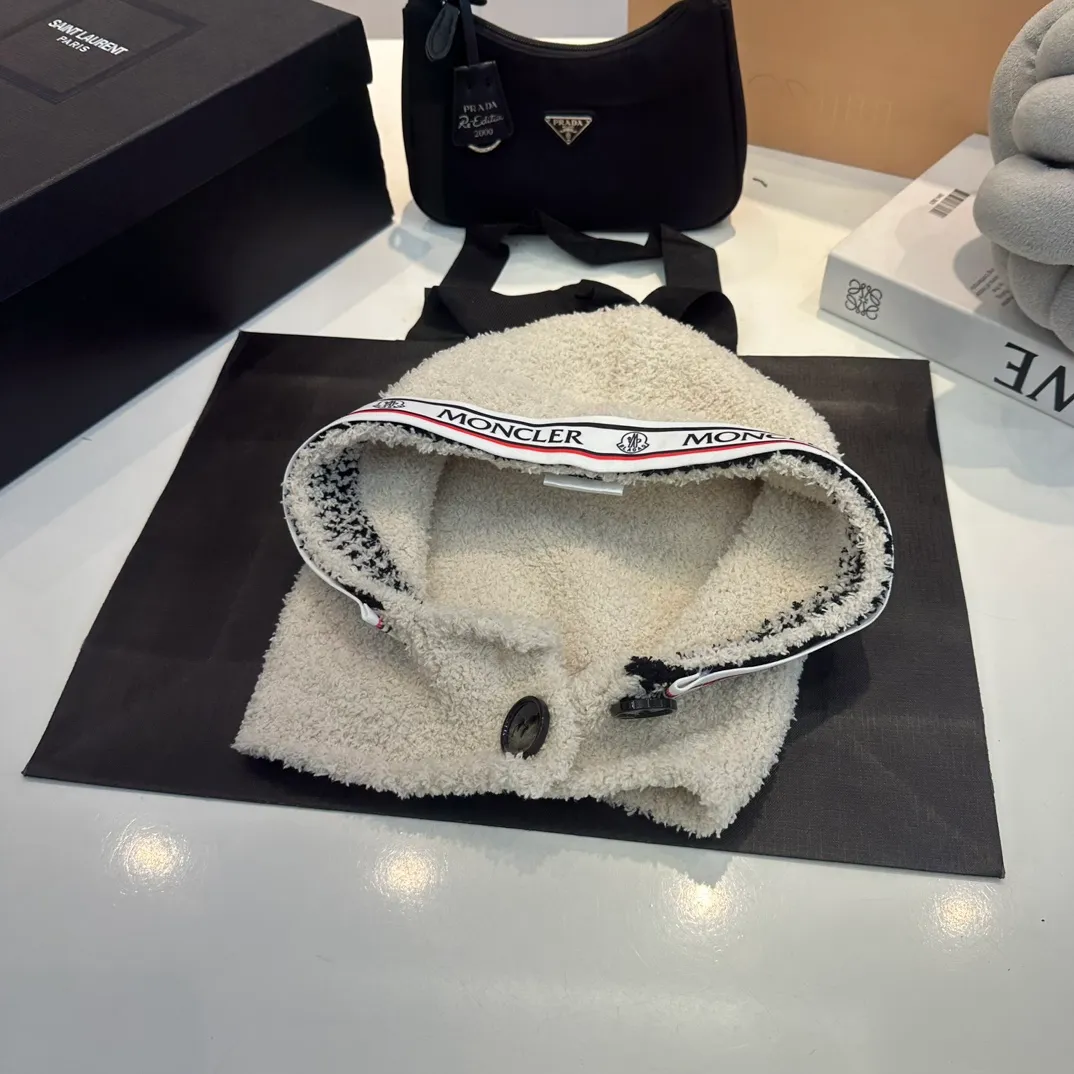 p80 Moncler Moncler 💥original replica. Very soft and skin-friendly, very elastic 💓 Textured and very versatile style ~ Warm cashmere woolen hat, one size fits all and elastic ~ Unisex, can be worn by any head size. Super quality, highly recommended