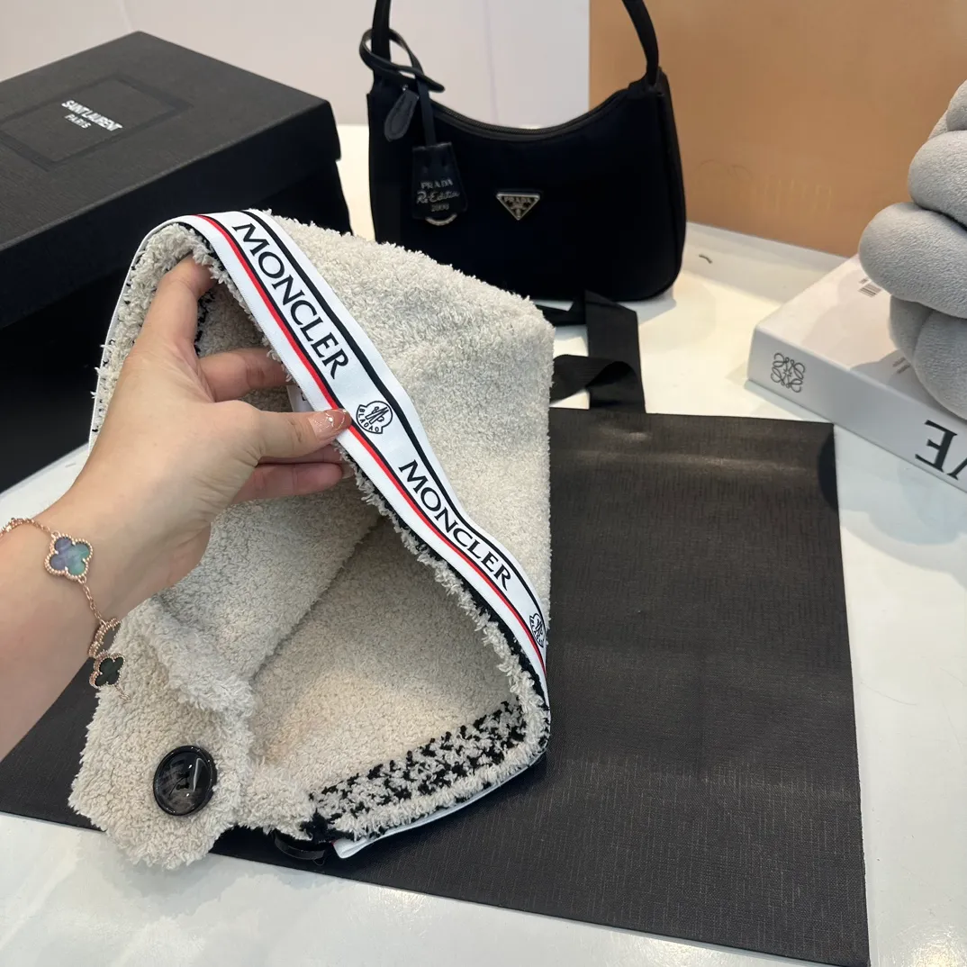 p80 Moncler Moncler 💥original replica. Very soft and skin-friendly, very elastic 💓 Textured and very versatile style ~ Warm cashmere woolen hat, one size fits all and elastic ~ Unisex, can be worn by any head size. Super quality, highly recommended