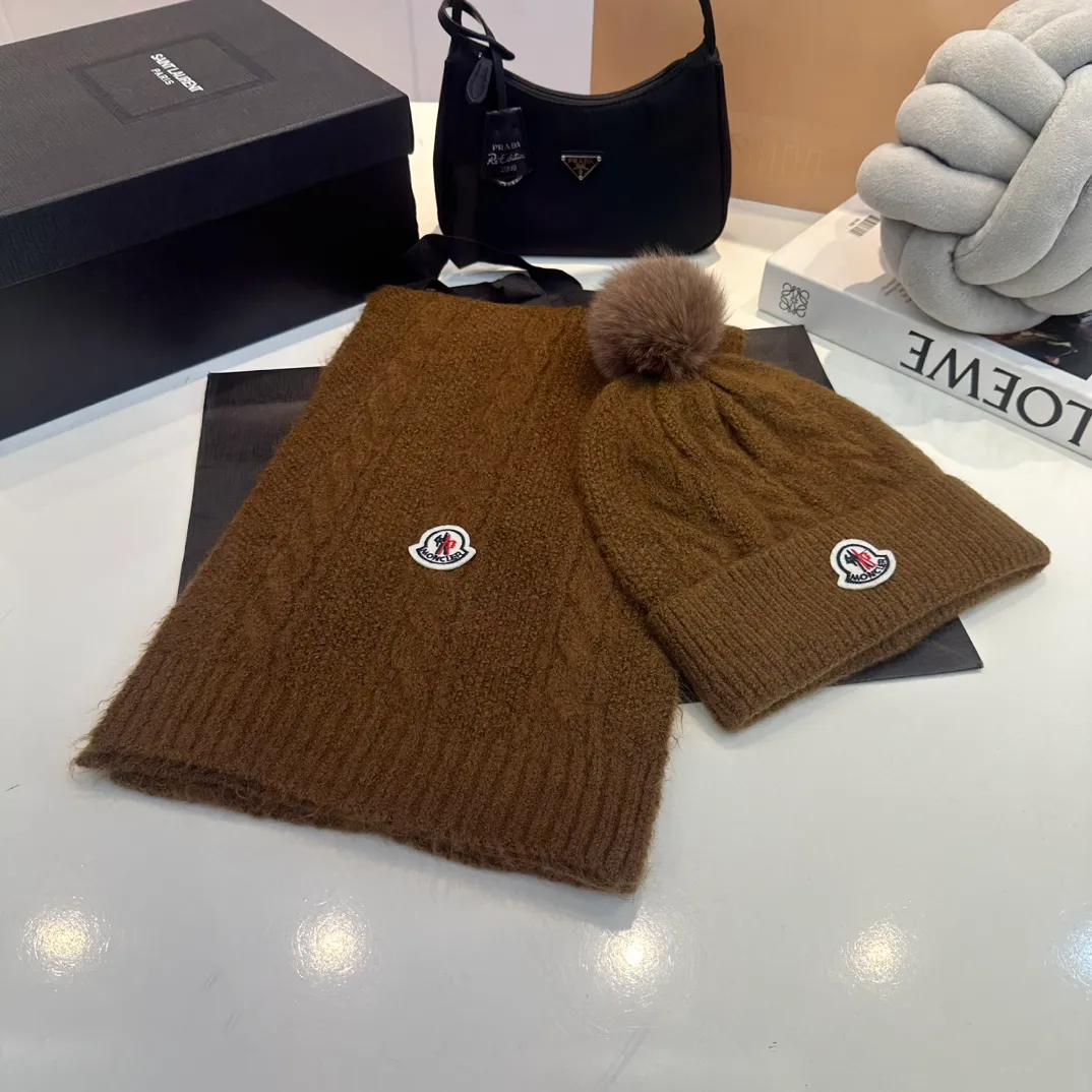 P180 MONCLER Mouth Cover Suit♥️Original hat and scarf set! Made of rabbit velvet➕cashmere, with a 15cm fox fur ball, a real fur ball! Warm and fashionable 😱[愄火] Versatile style [Love] The texture is very good, comfortable and breathable [Hey ha] Looks good no matter how you match it [Shh] A must-have for fashionistas [Wit] 4 colors available❤️❤️Unisex, the ball can be removed