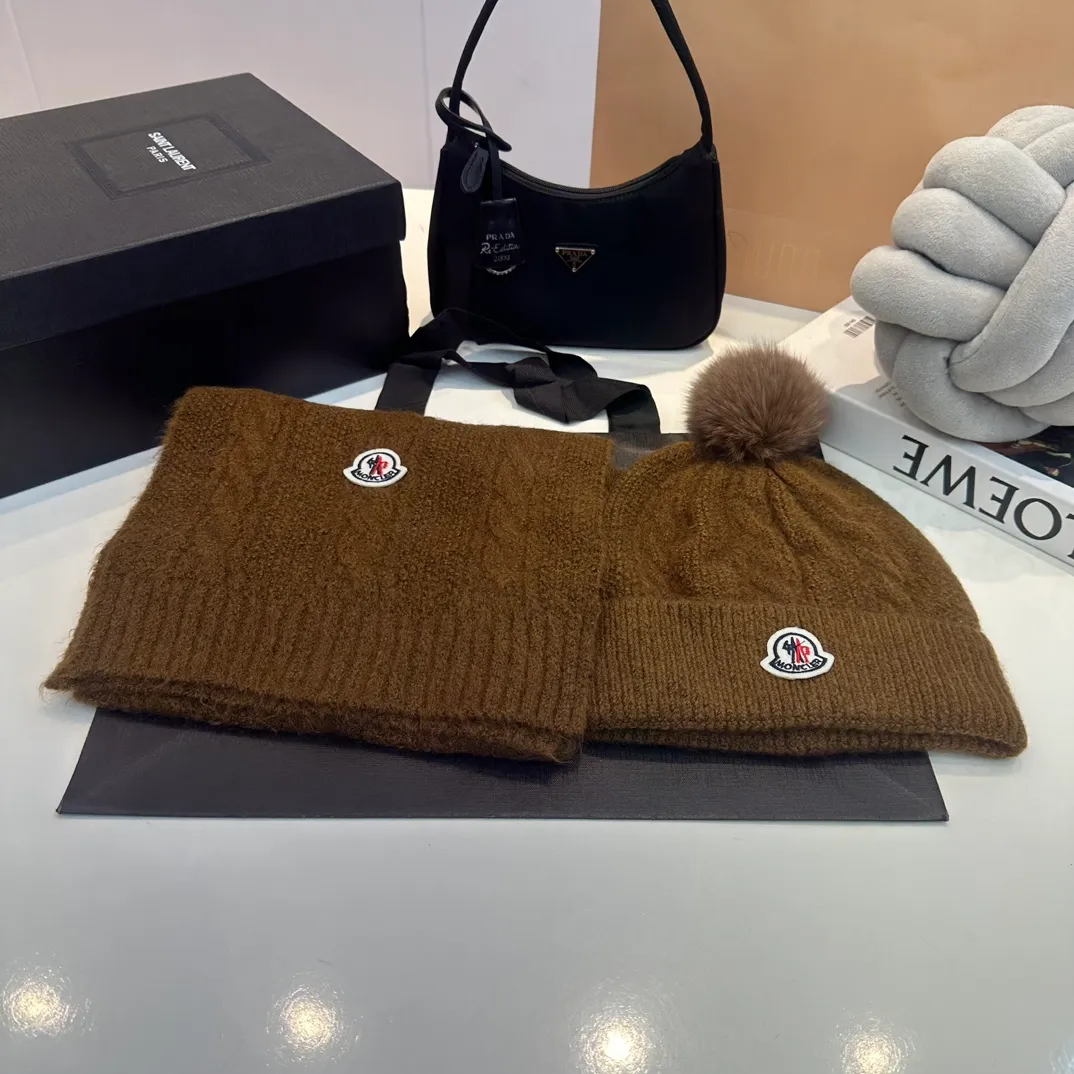 P180 MONCLER Mouth Cover Suit♥️Original hat and scarf set! Made of rabbit velvet➕cashmere, with a 15cm fox fur ball, a real fur ball! Warm and fashionable 😱[愄火] Versatile style [Love] The texture is very good, comfortable and breathable [Hey ha] Looks good no matter how you match it [Shh] A must-have for fashionistas [Wit] 4 colors available❤️❤️Unisex, the ball can be removed