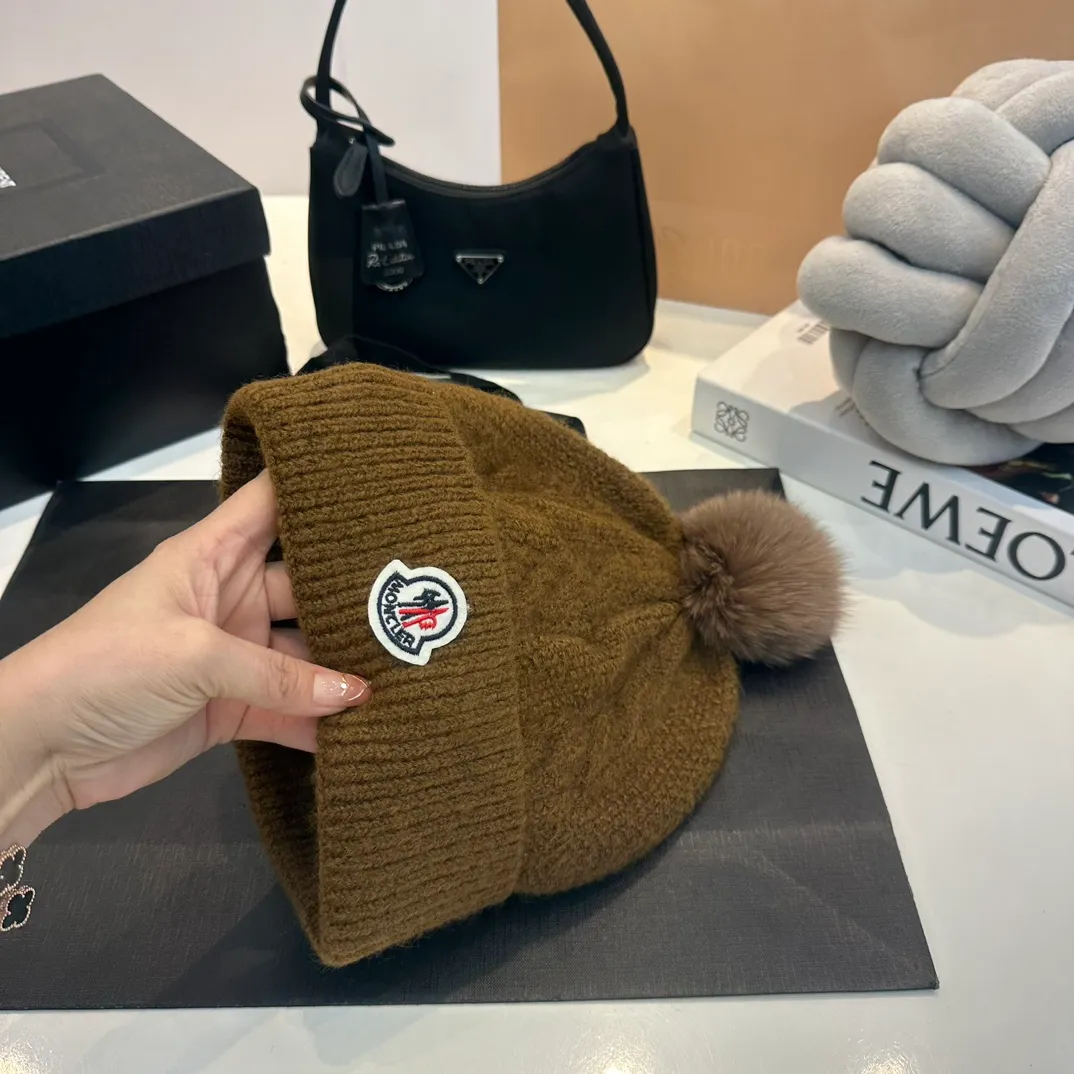 P180 MONCLER Mouth Cover Suit♥️Original hat and scarf set! Made of rabbit velvet➕cashmere, with a 15cm fox fur ball, a real fur ball! Warm and fashionable 😱[愄火] Versatile style [Love] The texture is very good, comfortable and breathable [Hey ha] Looks good no matter how you match it [Shh] A must-have for fashionistas [Wit] 4 colors available❤️❤️Unisex, the ball can be removed