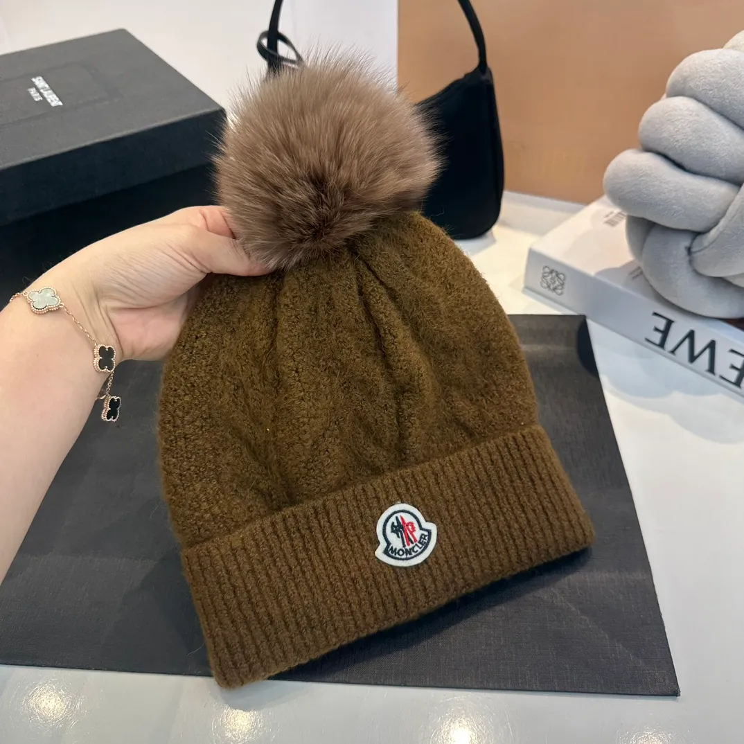 P180 MONCLER Mouth Cover Suit♥️Original hat and scarf set! Made of rabbit velvet➕cashmere, with a 15cm fox fur ball, a real fur ball! Warm and fashionable 😱[愄火] Versatile style [Love] The texture is very good, comfortable and breathable [Hey ha] Looks good no matter how you match it [Shh] A must-have for fashionistas [Wit] 4 colors available❤️❤️Unisex, the ball can be removed