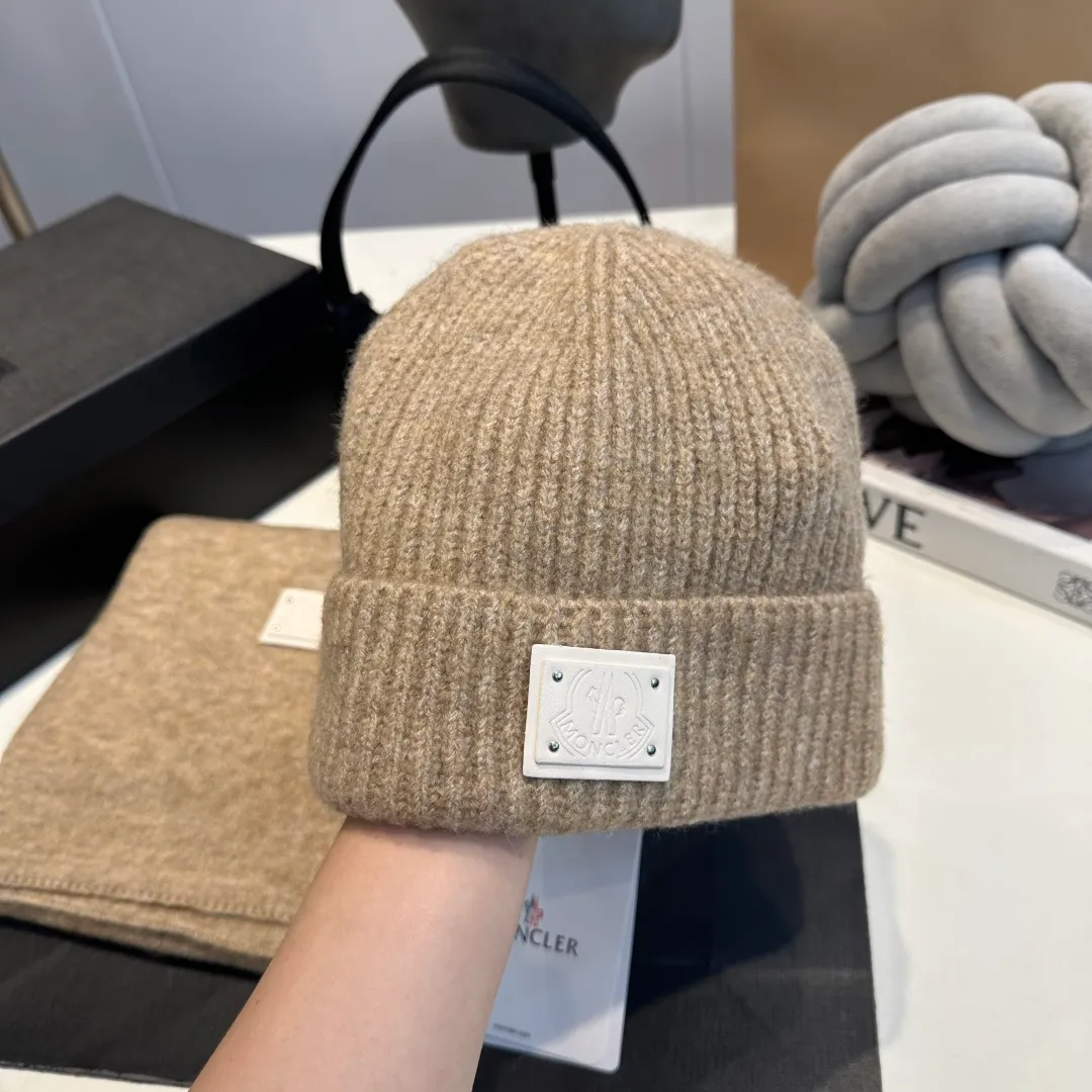 P140 Moncler muzzle suit 2025 autumn and winter style cuffed wool knitted beanie High quality customization! This must be my favorite of minimalism. It is clean, neat, fashionable and versatile, and will definitely not be picky about your face shape! A fashionable classic that lasts forever! Both men and women are welcome!