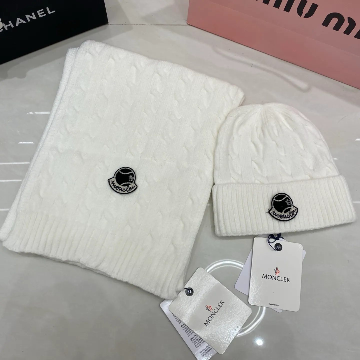 Moncler cashmere suit: scarf 🧣/cashmere knitted hat