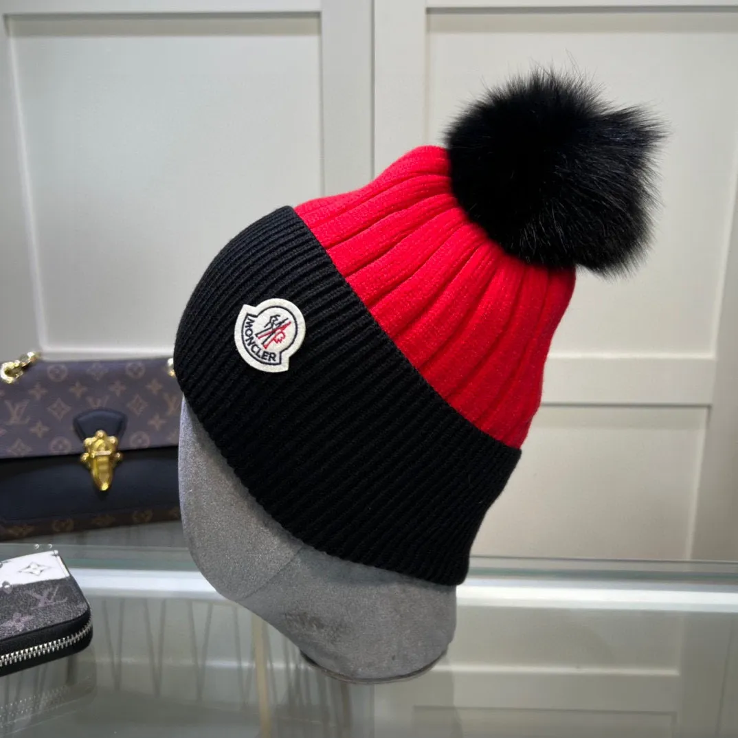 P76 comes with dust bag MONCLER Mouth Mouth 🎩 Wool knitted beanie, the ball is removable and can be matched as you like, good quality, high-end, and super soft! Super hot💖The texture is great and it’s great to match when out on the street! Fashion trends! A must-have item for winter, the same style for men and women, get it now!