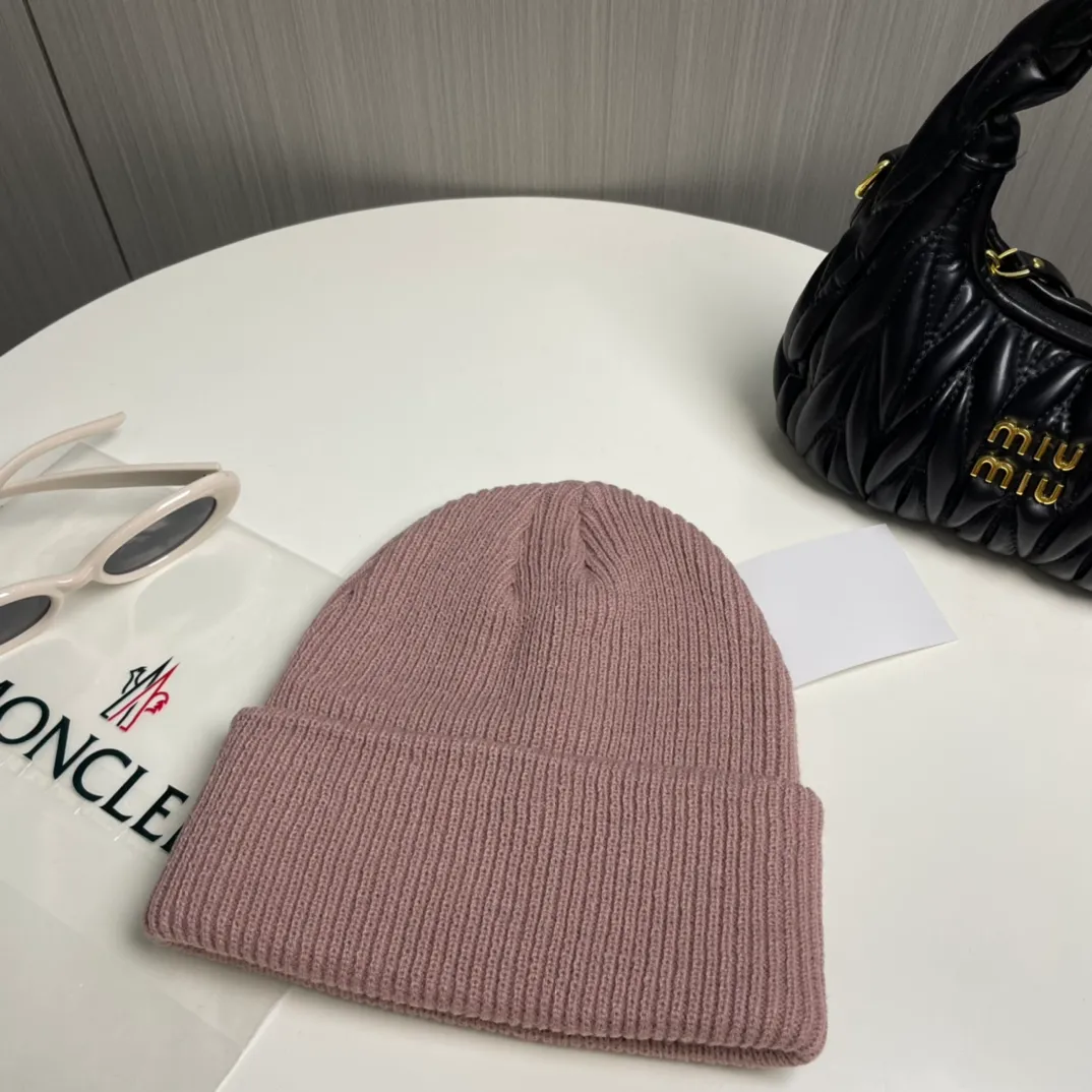 P50💰 Comes with dust bag Moncler💥 Official website classic knitted hat, original replica. Very soft and skin-friendly, very elastic 💓 Textured and very versatile style ~ Warm cashmere woolen hat, one size fits all and elastic ~ Unisex, can be worn by any head size. Super quality, highly recommended