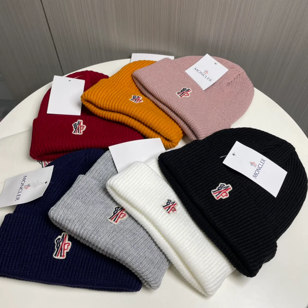 P50💰 Comes with dust bag Moncler💥 Official website classic knitted hat, original replica. Very soft and skin-friendly, very elastic 💓 Textured and very versatile style ~ Warm cashmere woolen hat, one size fits all and elastic ~ Unisex, can be worn by any head size. Super quality, highly recommended