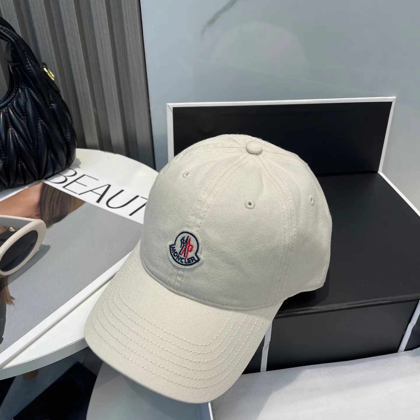 P50 MONCLER new baseball cap, a fashionable street item with a very good style, a favorite among Internet celebrities and fashion bloggers! High quality, comfortable and breathable, concave shape looks good