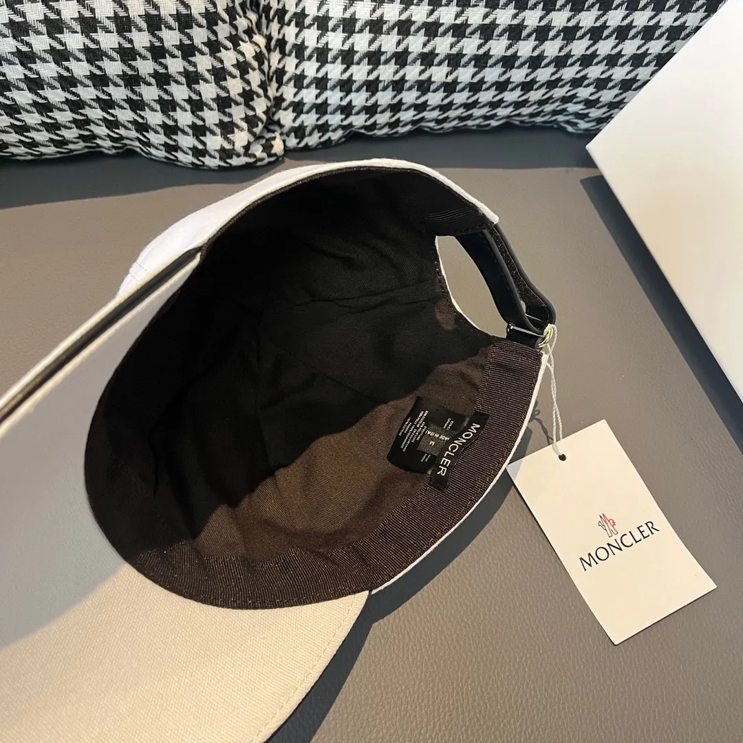Batch 90, Moncler's new original baseball cap for the muzzle, 1:1 mold opening and customization at the counter, new three-dimensional embroidery, original canvas + first-layer cowhide, pure cotton lining, light and breathable! The quality is great, the basic head circumference is 56cm, and the patch is adjustable.