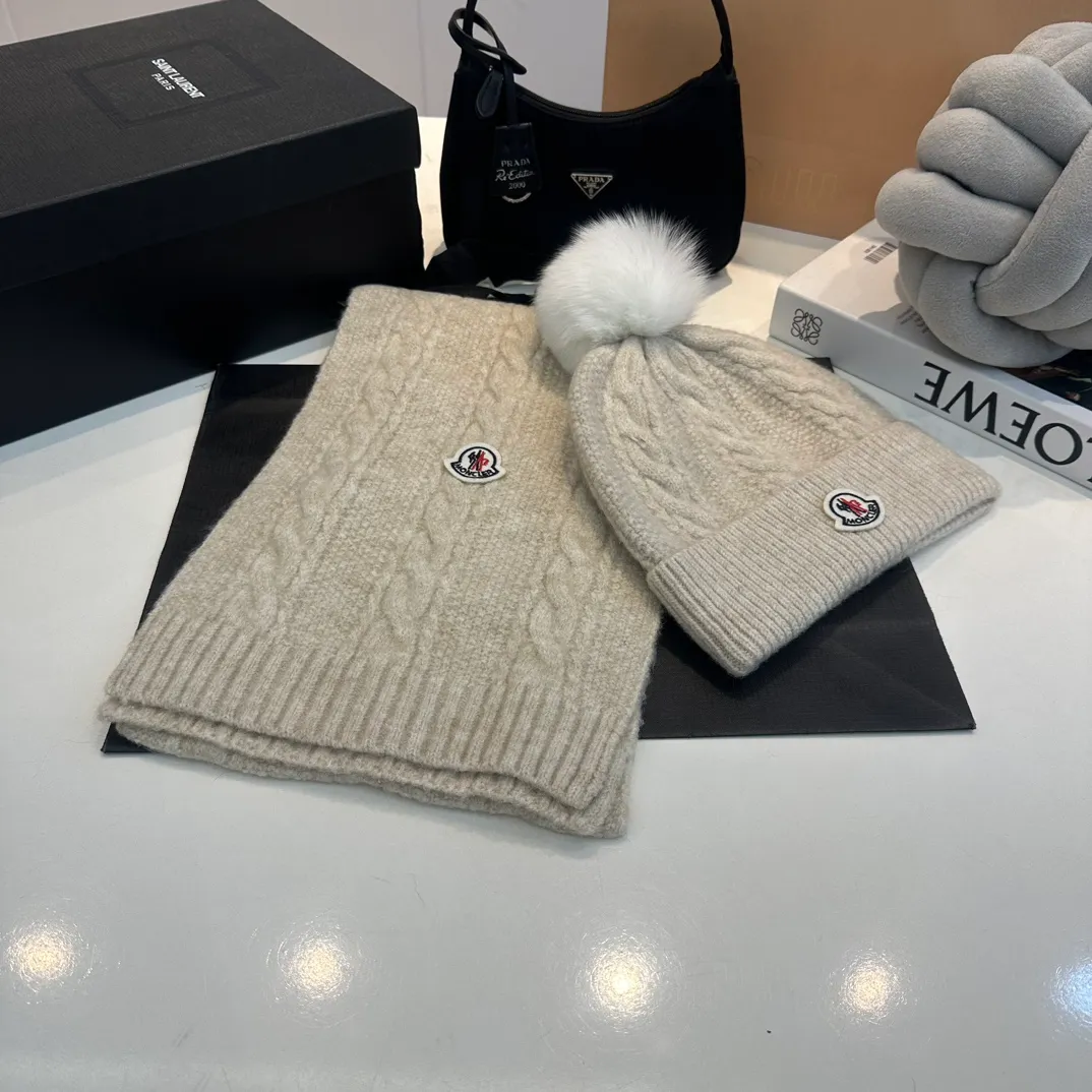 P180 MONCLER Mouth Cover Suit♥️Original hat and scarf set! Made of rabbit velvet➕cashmere, with a 15cm fox fur ball, a real fur ball! Warm and fashionable 😱[愄火] Versatile style [Love] The texture is very good, comfortable and breathable [Hey ha] Looks good no matter how you match it [Shh] A must-have for fashionistas [Wit] 4 colors available❤️❤️Unisex, the ball can be removed