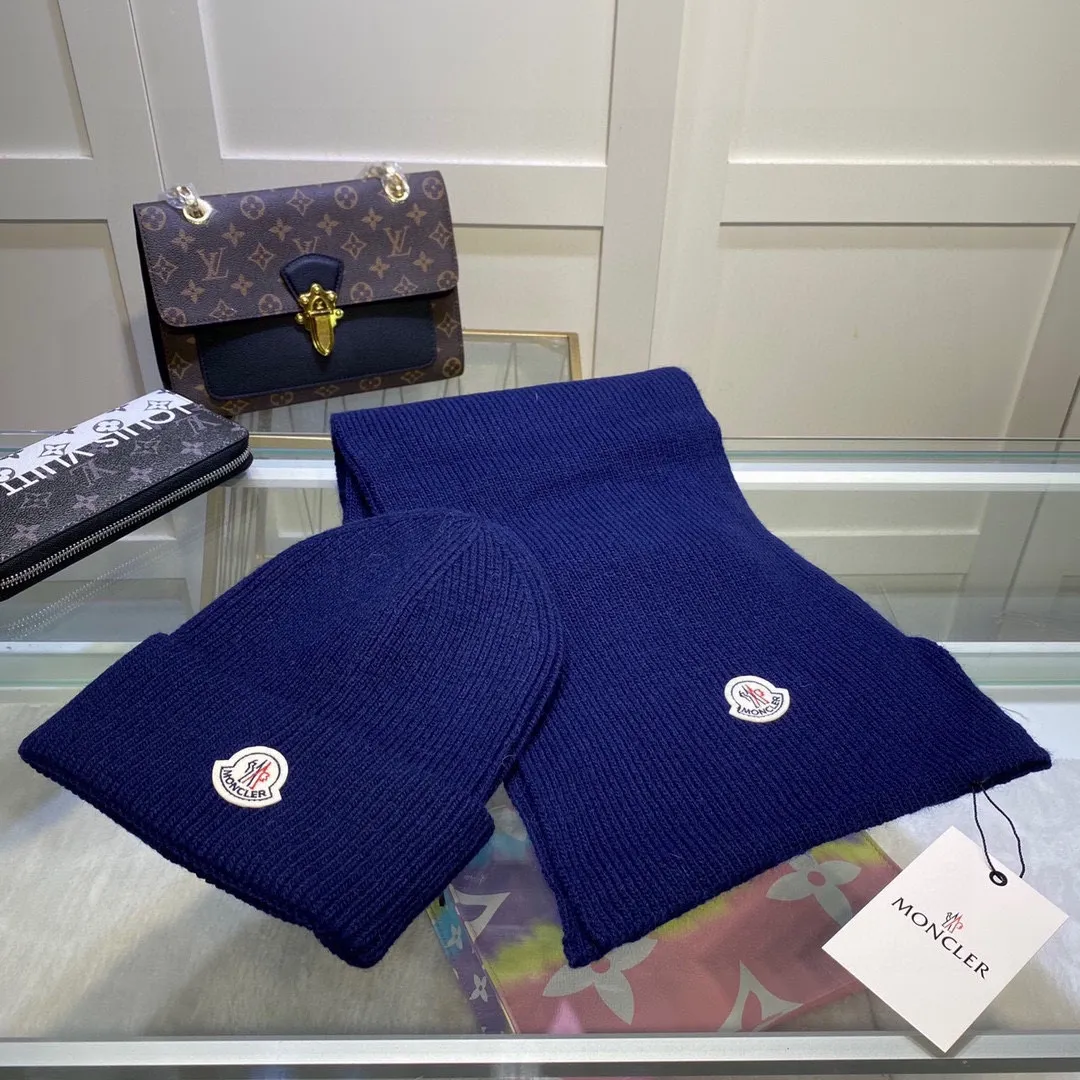 P170 MONCLER classic suit hat! Hat ➕Scarf! Cashmere and Rabbit Velvet Quality! It's warm and super comfortable~A great tool for young ladies to reduce their age in winter~This winter, all you need is a set of hats~It's warm and fashionable! Unisex model! Can be made as a couple model! Complete range of anti-counterfeiting labels and elevators! Many styles, welcome to choose!!