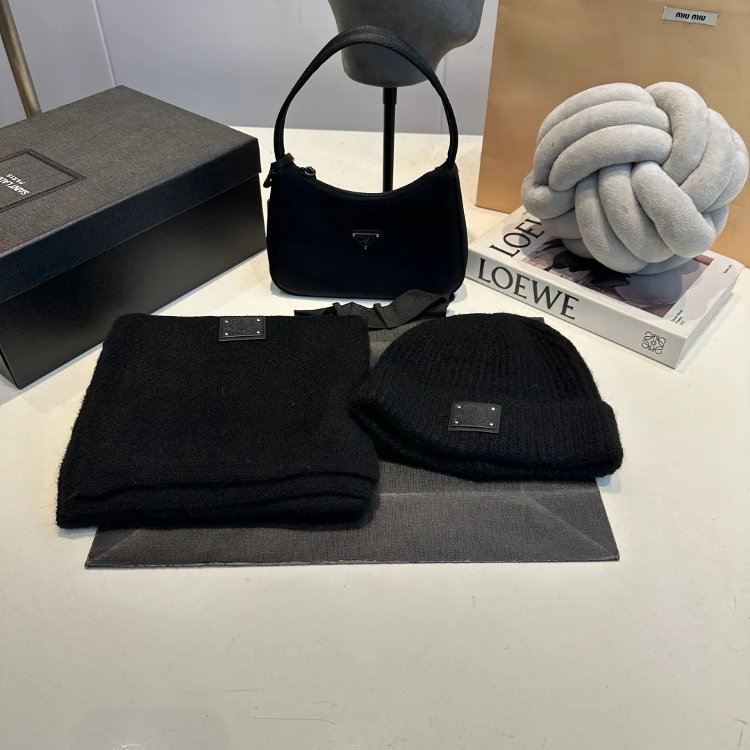 P140 Moncler muzzle suit 2025 autumn and winter style cuffed wool knitted beanie High quality customization! This must be my favorite of minimalism. It is clean, neat, fashionable and versatile, and will definitely not be picky about your face shape! A fashionable classic that lasts forever! Both men and women are welcome!