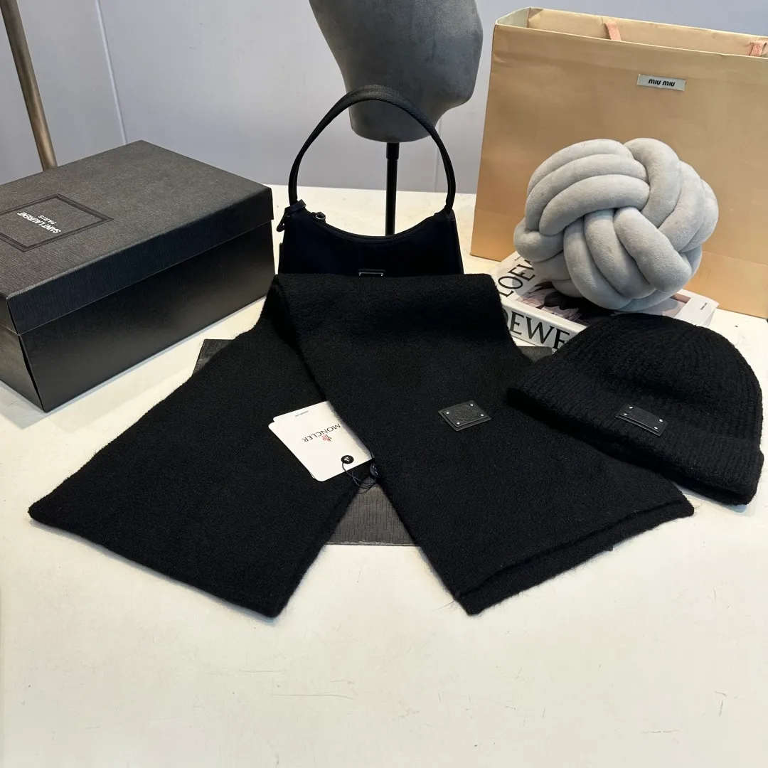 P140 Moncler muzzle suit 2025 autumn and winter style cuffed wool knitted beanie High quality customization! This must be my favorite of minimalism. It is clean, neat, fashionable and versatile, and will definitely not be picky about your face shape! A fashionable classic that lasts forever! Both men and women are welcome!