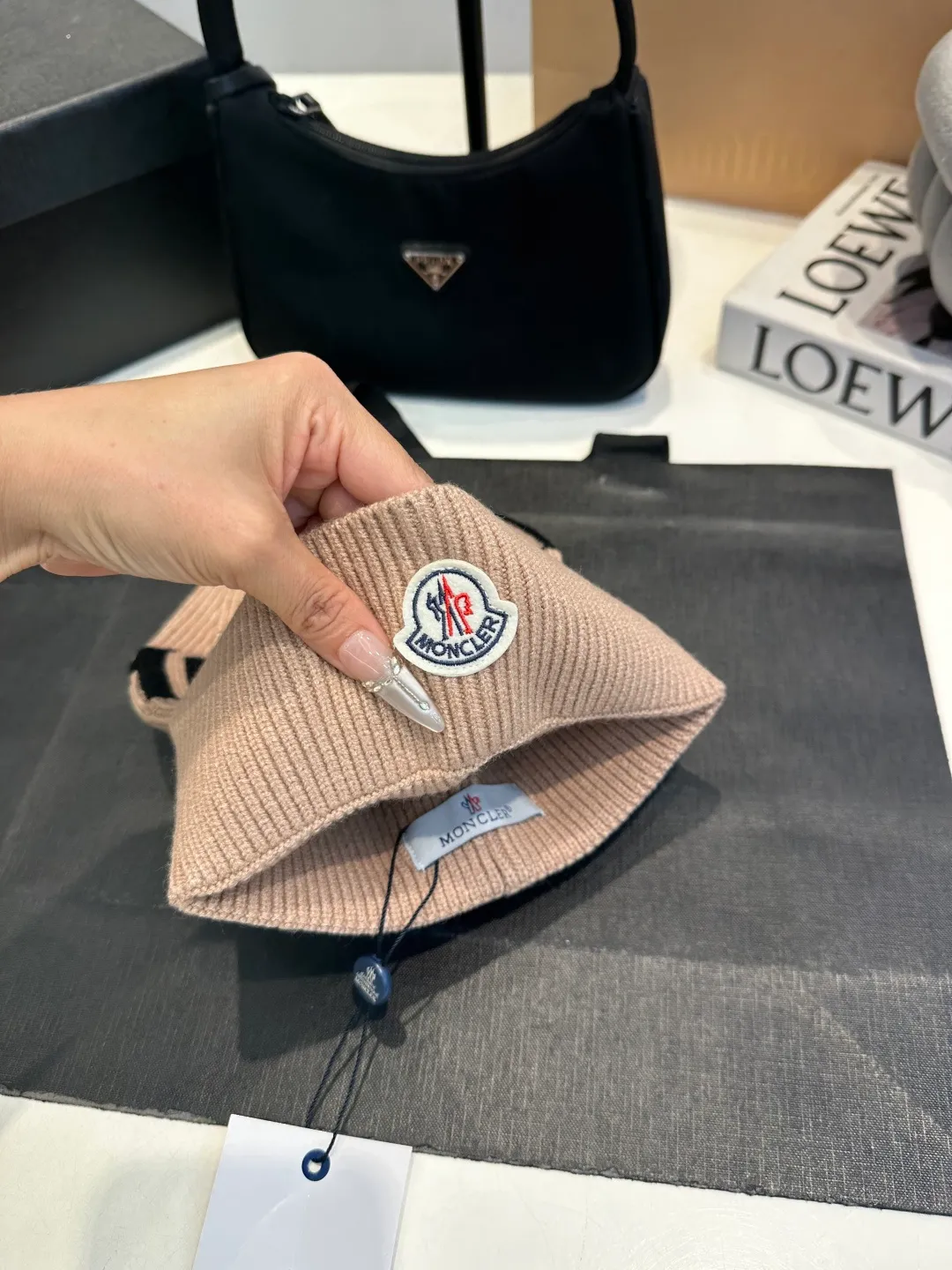 P46 Moncler 💥 Official website classic knitted hat, replica of the original. Very soft and skin-friendly, very elastic 💓 Textured and very versatile style ~ Warm cashmere woolen hat, one size fits all and elastic ~ Unisex, can be worn by any head size. Super quality, highly recommended