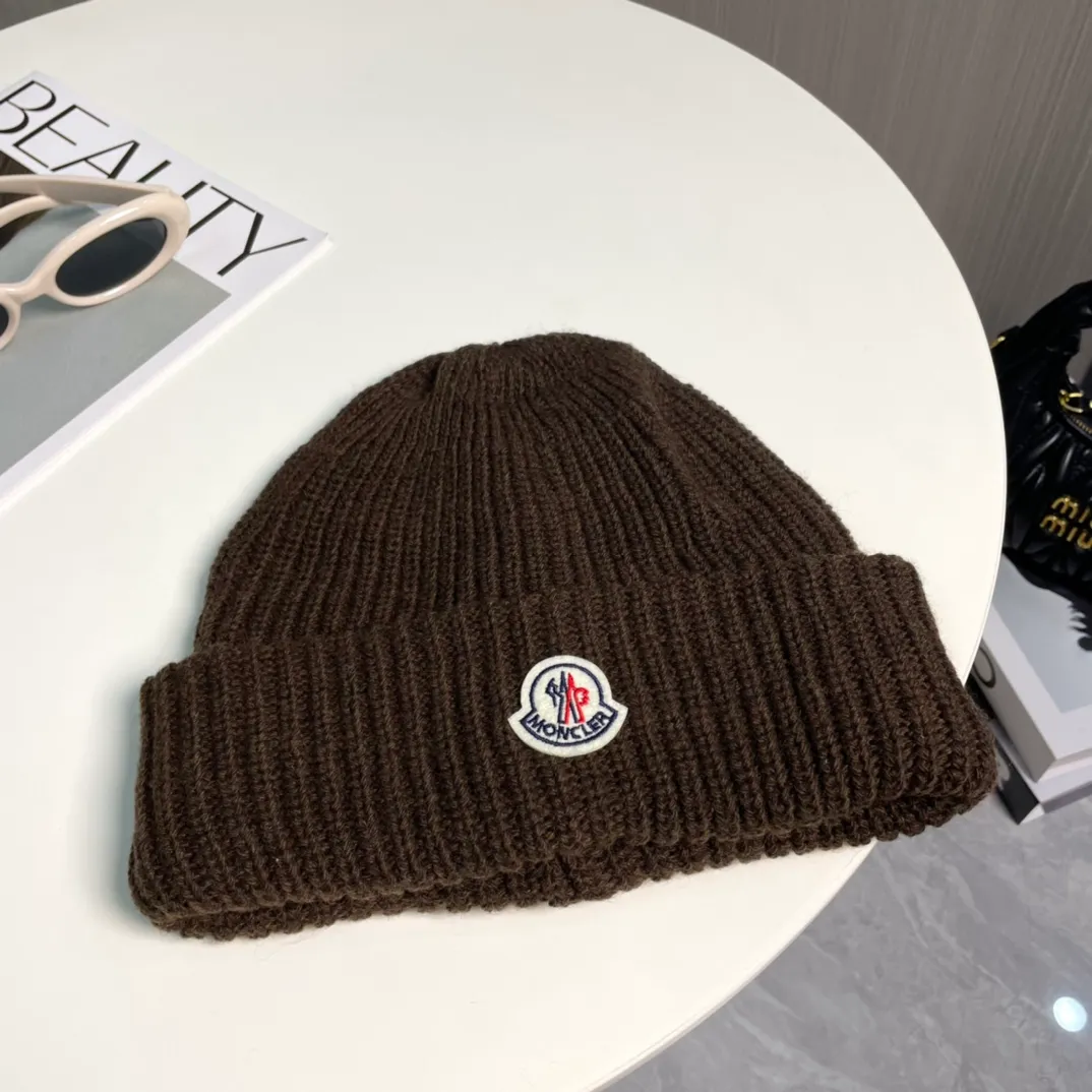 P50 Moncler Moncler 2024 early autumn and winter classic knitted hat, original replica. Very soft and skin-friendly, very elastic 💓 Textured and very versatile style ~ Warm cashmere woolen hat, one size fits all and elastic ~ Unisex, can be worn by any head size. Super quality, highly recommended